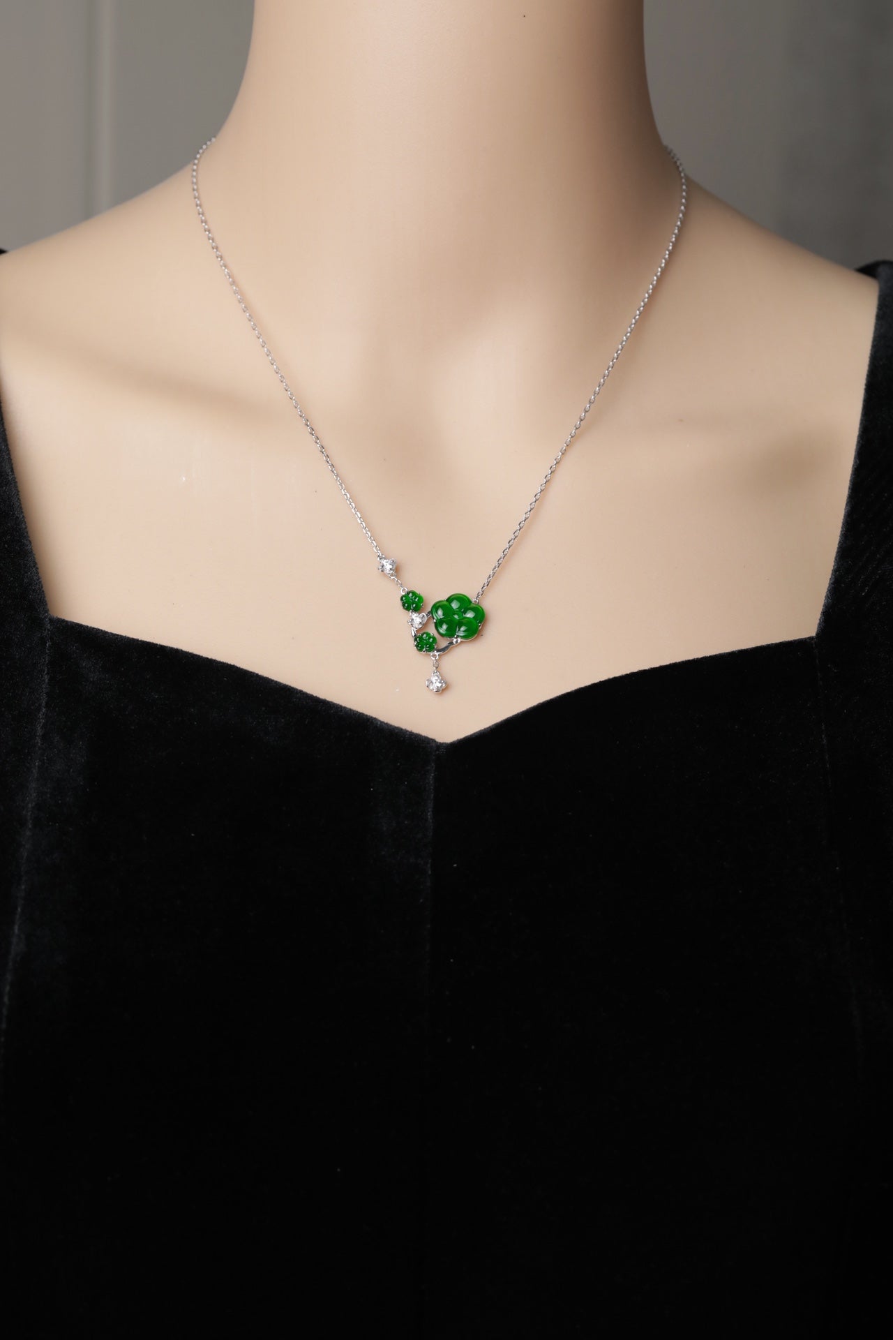 925 Silver White Camellia and Jadeite Necklace (Overall Dimensions: 470mm x 27mm x 4mm)