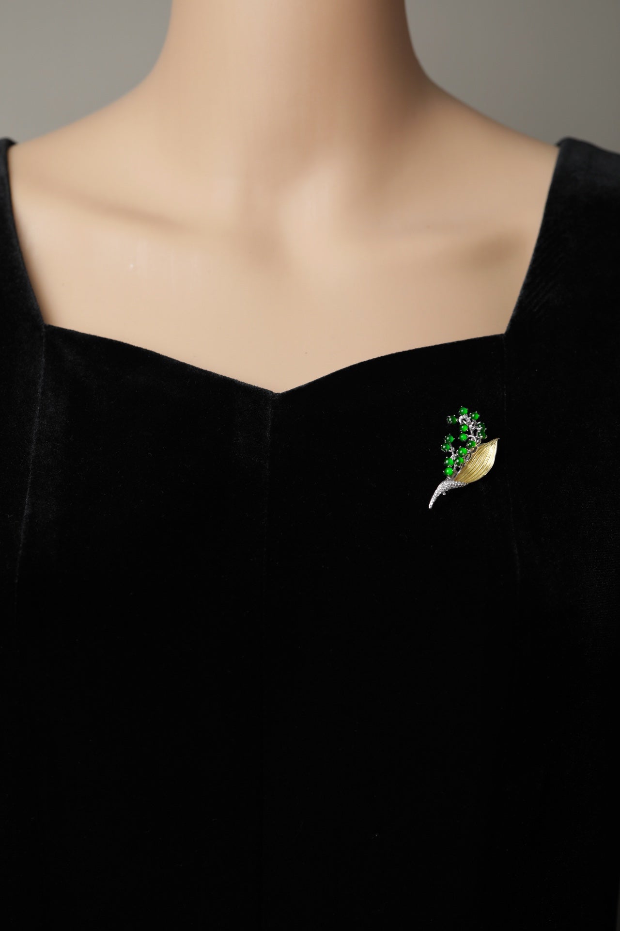 925 Silver Lily of the Valley Jade Brooch (Overall dimensions: 44.2mm x 22.3mm x 11.1mm)