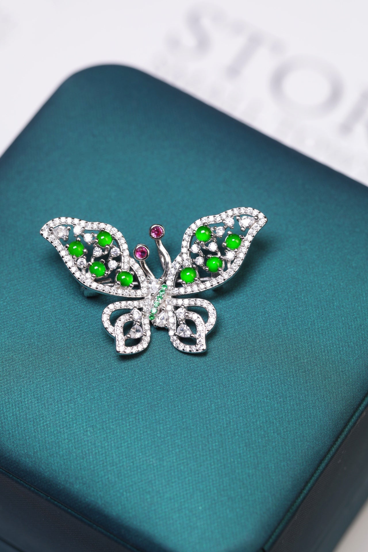 925 Silver and Jadeite Butterfly Brooch (Overall dimensions: 38mm x 23mm x 5.4mm)