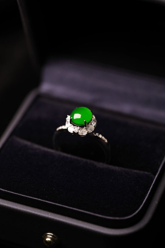 "Exquisite Verdance" cabochon ring; overall dimensions: 27mm x 20mm x 11mm.