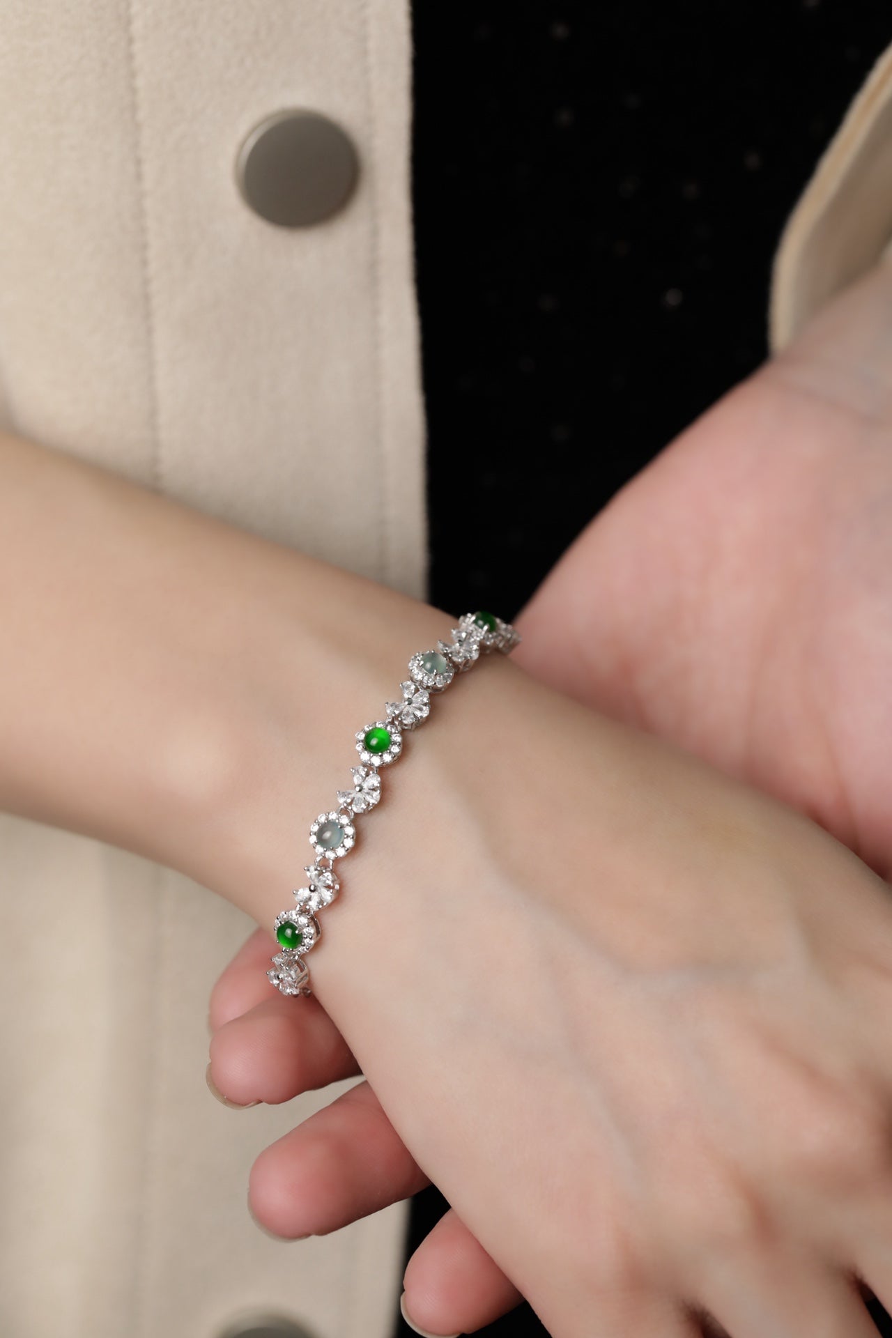 925 Silver Bracelet with Alternating Blue-Green Jadeite Oval Cabochons (Overall Dimensions: 200mm x 5.1mm x 3.9mm)