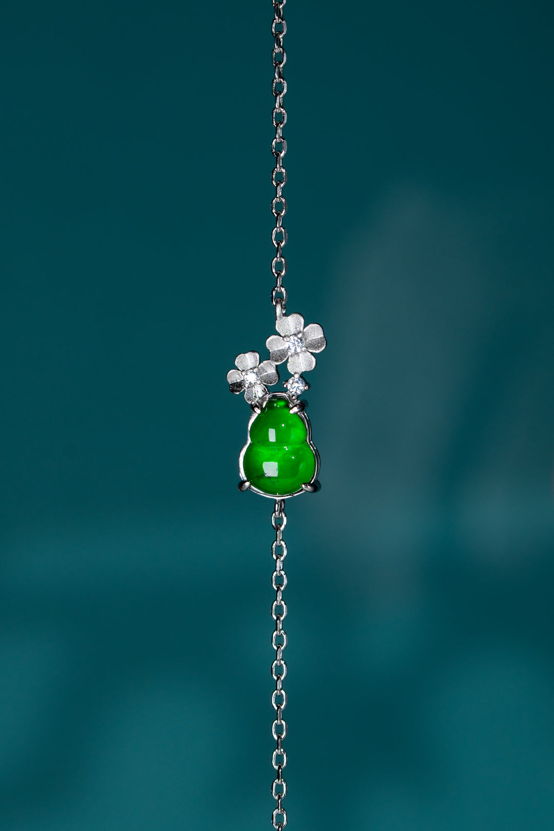 925 Silver and Jadeite Bracelet with Floral and Gourd Motifs (Overall Dimensions: 200mm x 8.6mm x 4.2mm)