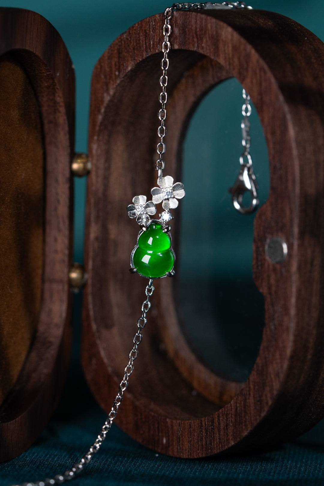 925 Silver and Jadeite Bracelet with Floral and Gourd Motifs (Overall Dimensions: 200mm x 8.6mm x 4.2mm)