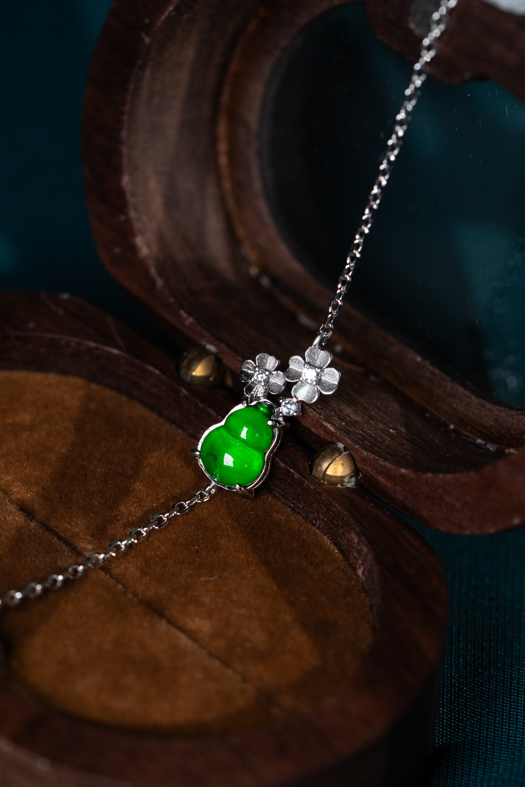 925 Silver and Jadeite Bracelet with Floral and Gourd Motifs (Overall Dimensions: 200mm x 8.6mm x 4.2mm)