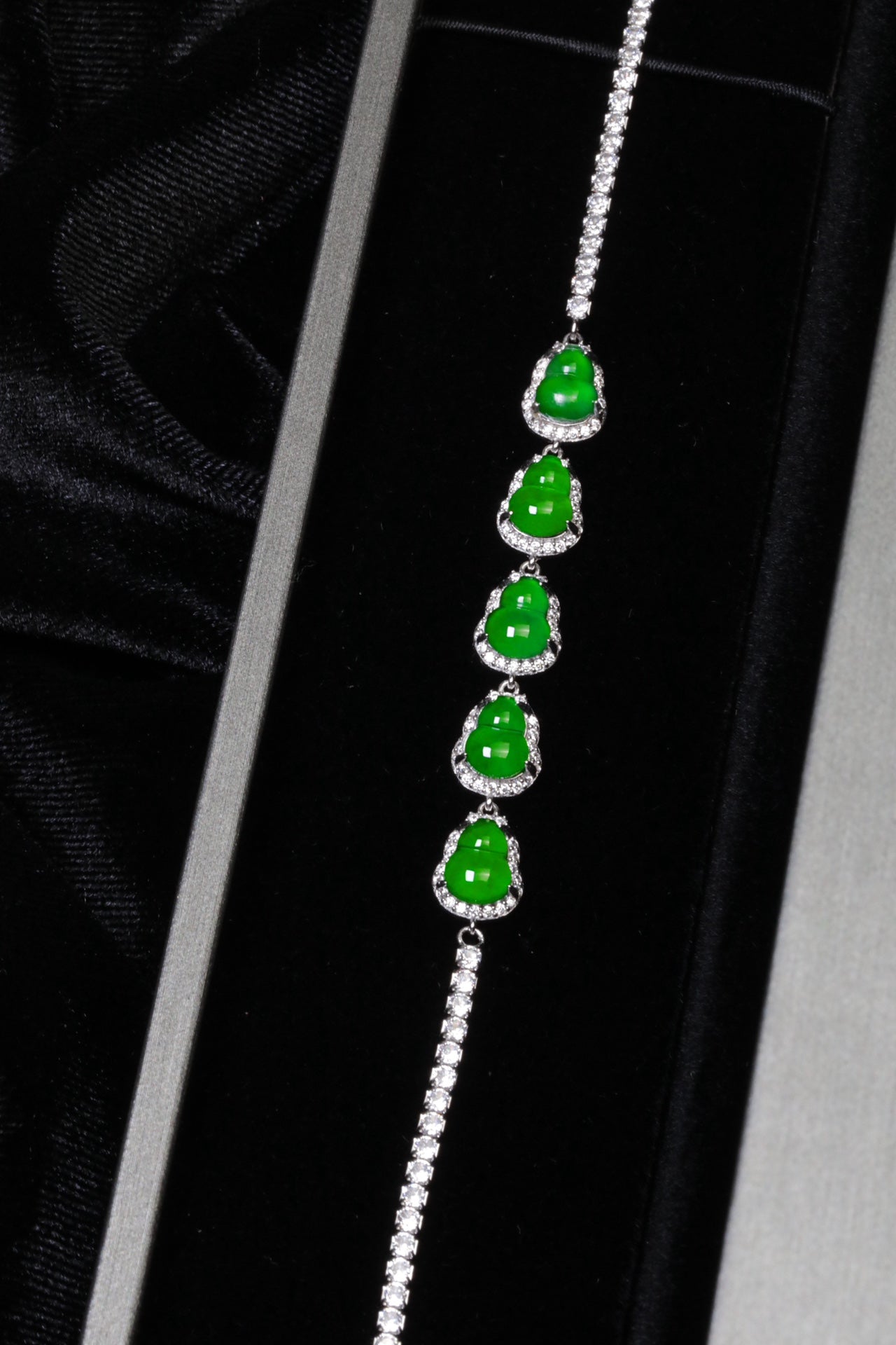 925 Silver and Jadeite Bracelet with Interconnected Gourd Links (Overall Dimensions: 220mm x 8mm x 4.6mm)