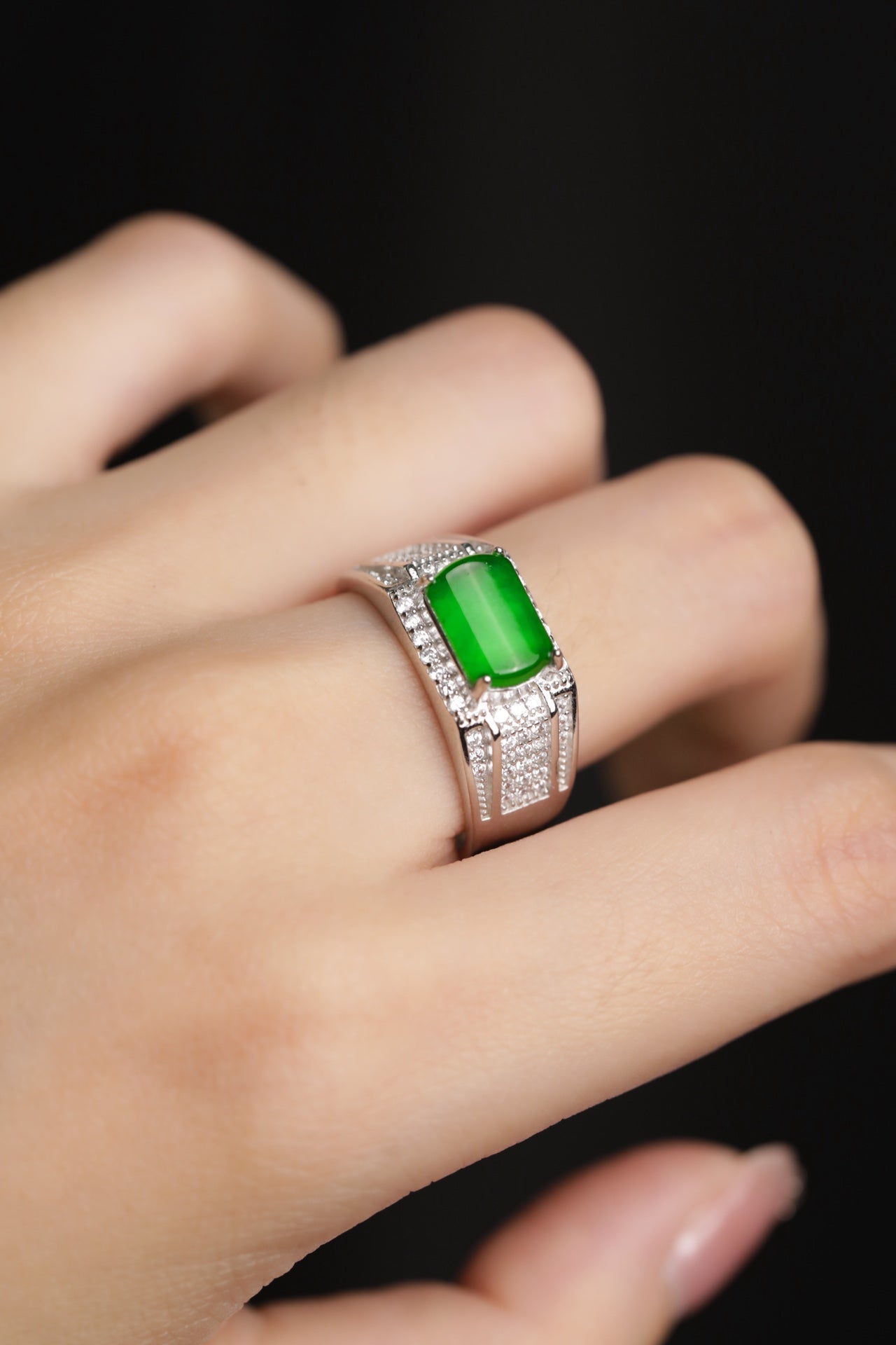 925 Silver Saddle-Style Jadeite Ring (Overall Dimensions: 12mm x 9mm x 5.6mm)