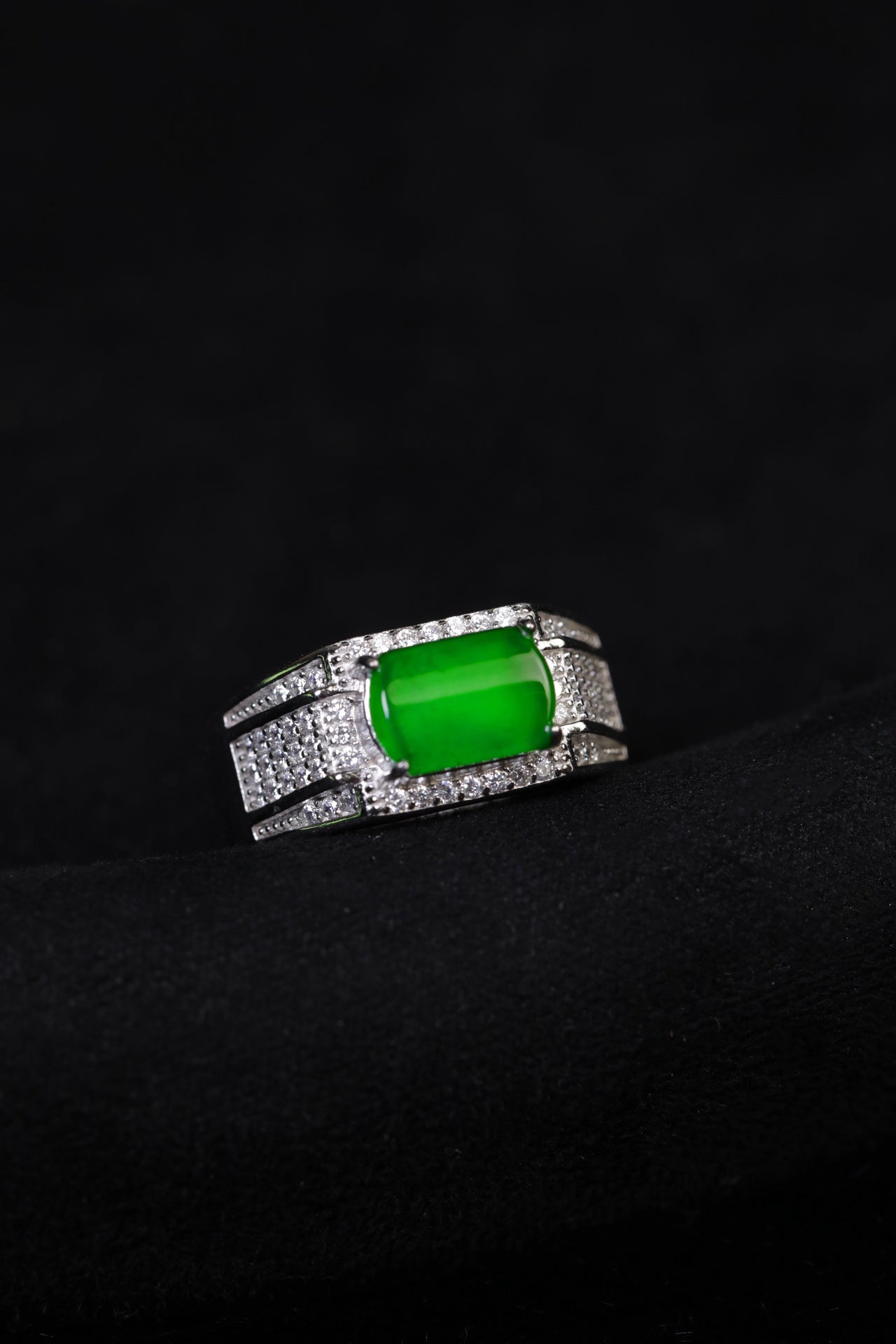 925 Silver Saddle-Style Jadeite Ring (Overall Dimensions: 12mm x 9mm x 5.6mm)