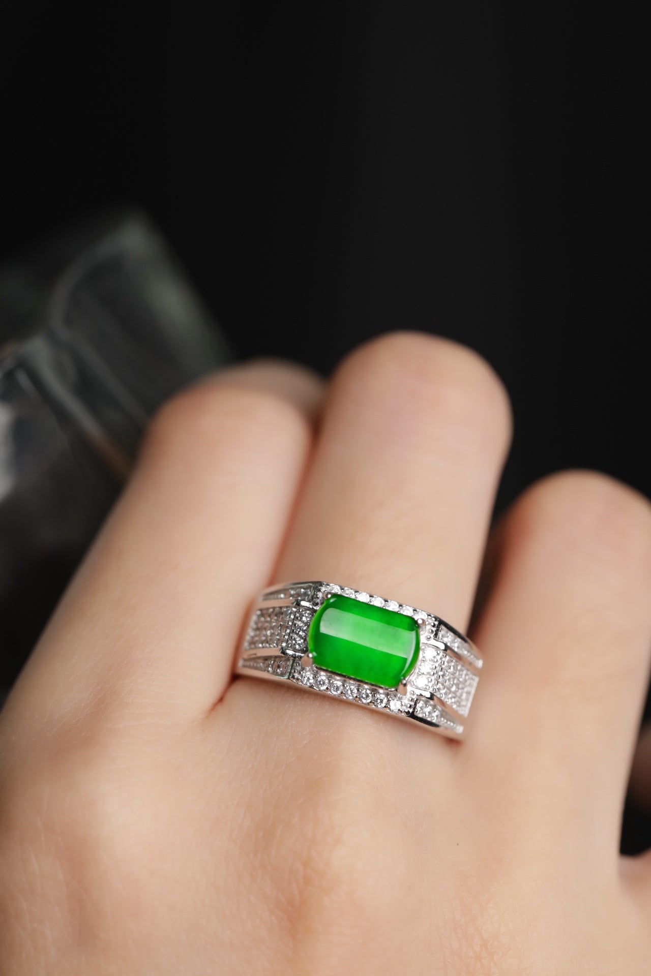 925 Silver Saddle-Style Jadeite Ring (Overall Dimensions: 12mm x 9mm x 5.6mm)