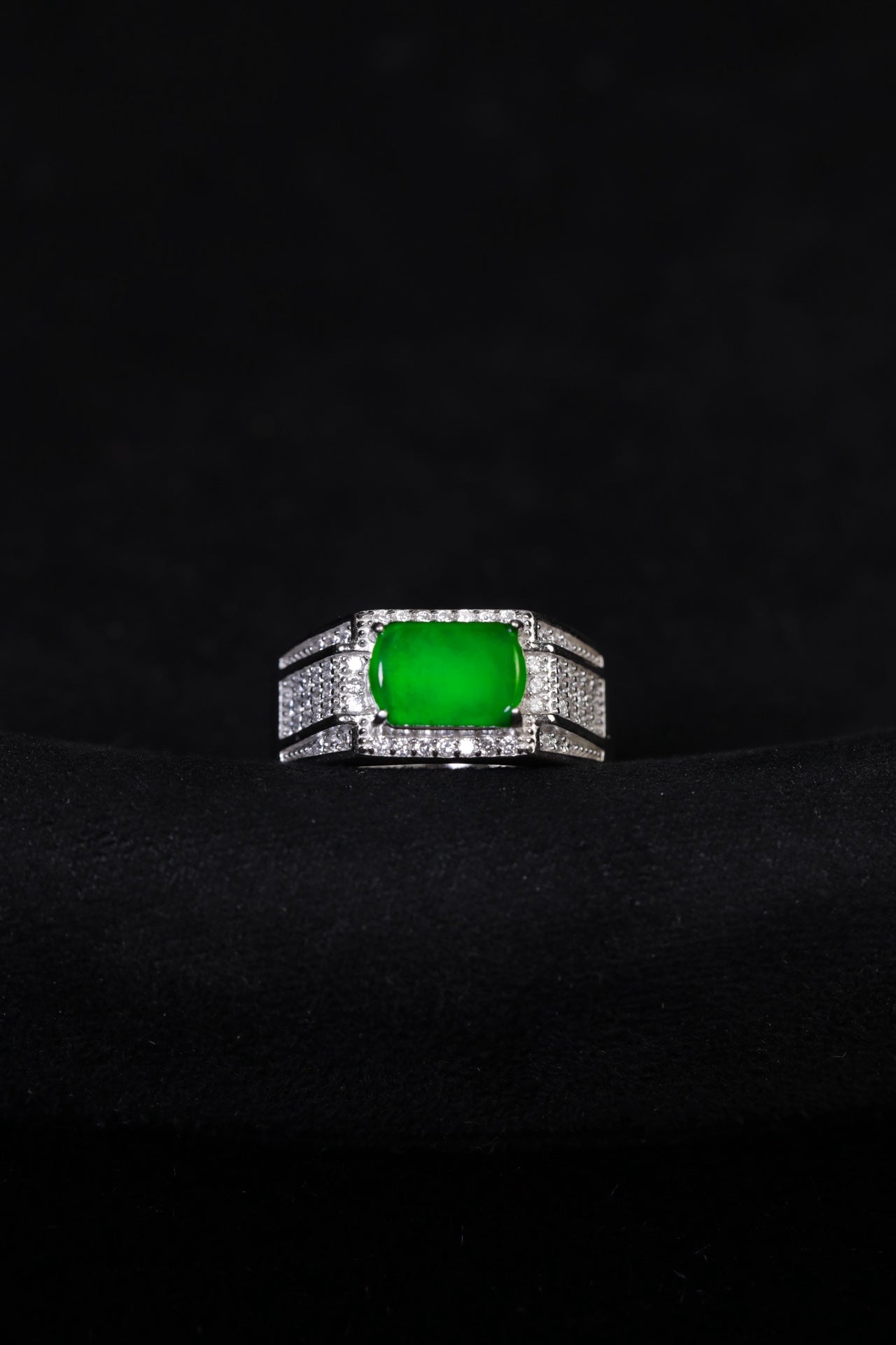 925 Silver Saddle-Style Jadeite Ring (Overall Dimensions: 12mm x 9mm x 5.6mm)