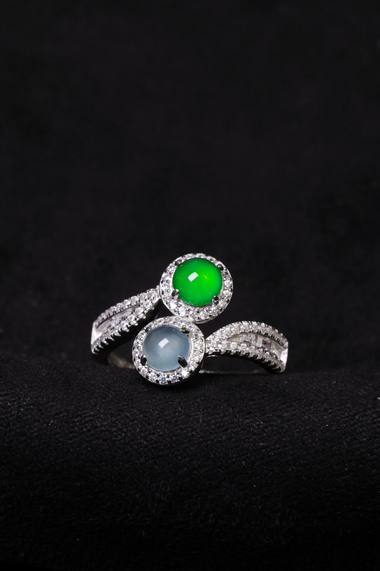 925 Silver Ring Featuring Alternating Blue-Green Jadeite Cabochons; Overall Dimensions: 14.4mm x 10.2mm x 4.9mm.