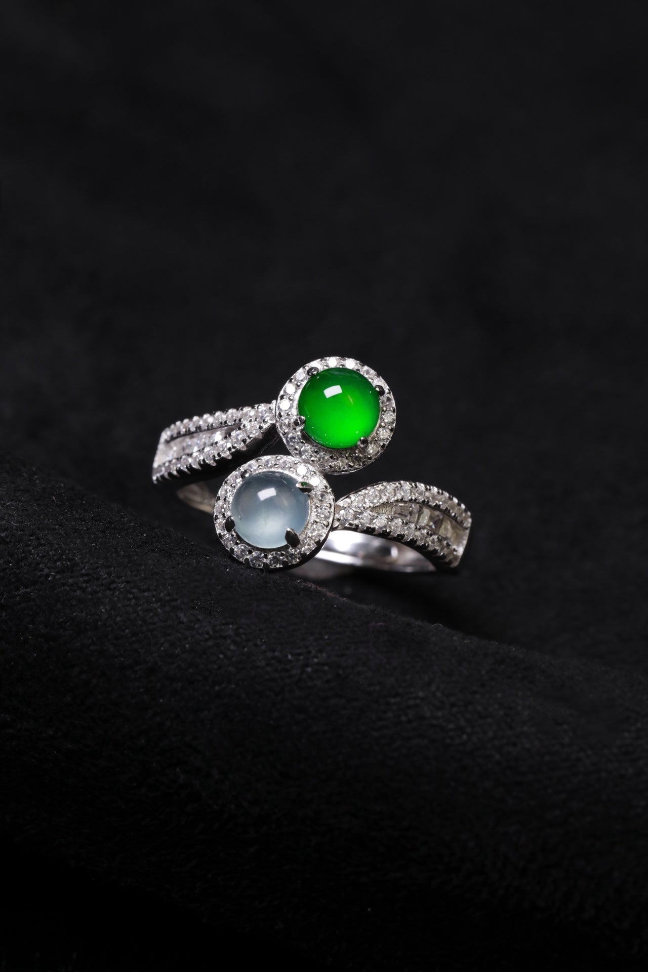 925 Silver Ring Featuring Alternating Blue-Green Jadeite Cabochons; Overall Dimensions: 14.4mm x 10.2mm x 4.9mm.