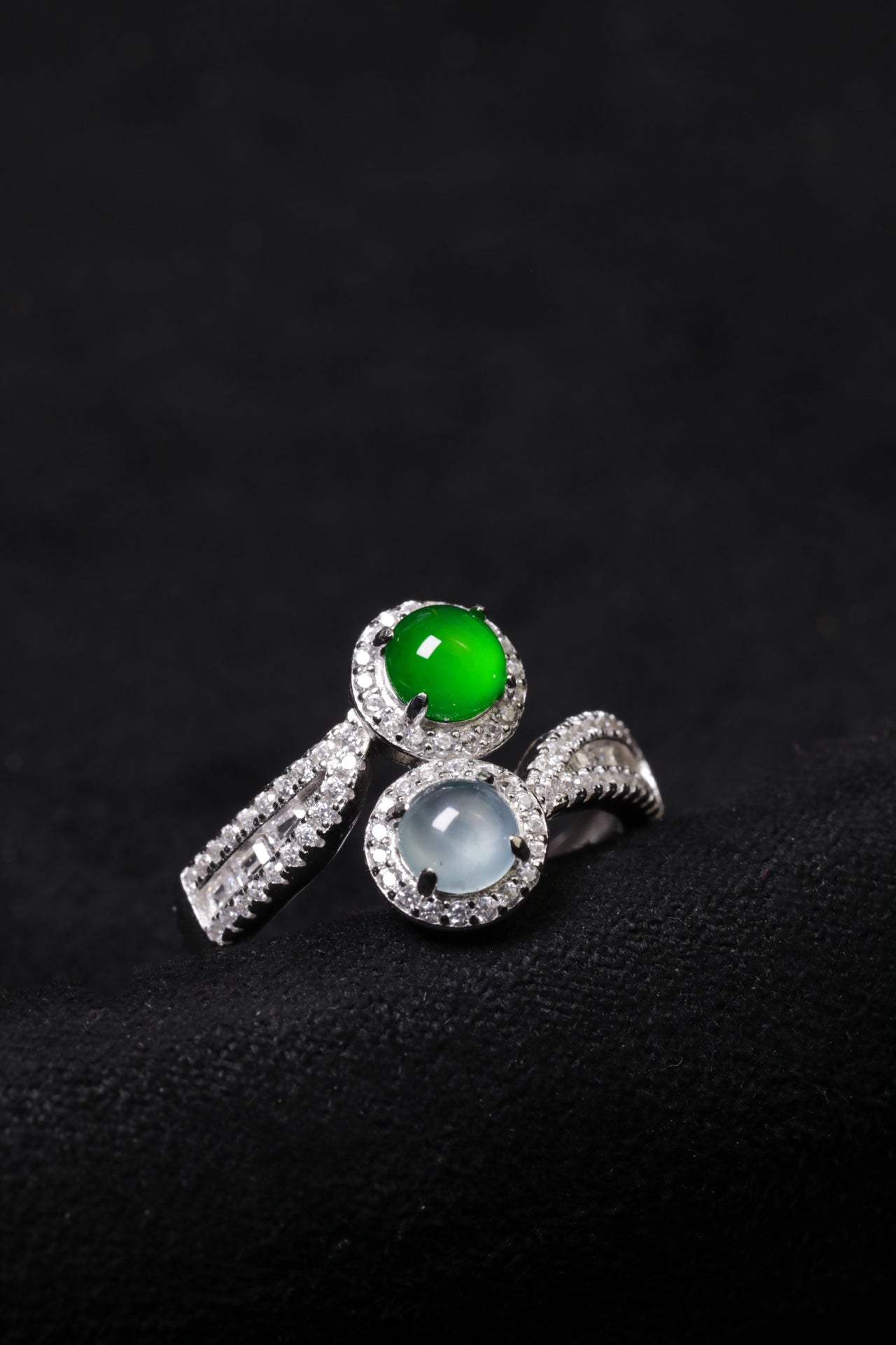 925 Silver Ring Featuring Alternating Blue-Green Jadeite Cabochons; Overall Dimensions: 14.4mm x 10.2mm x 4.9mm.