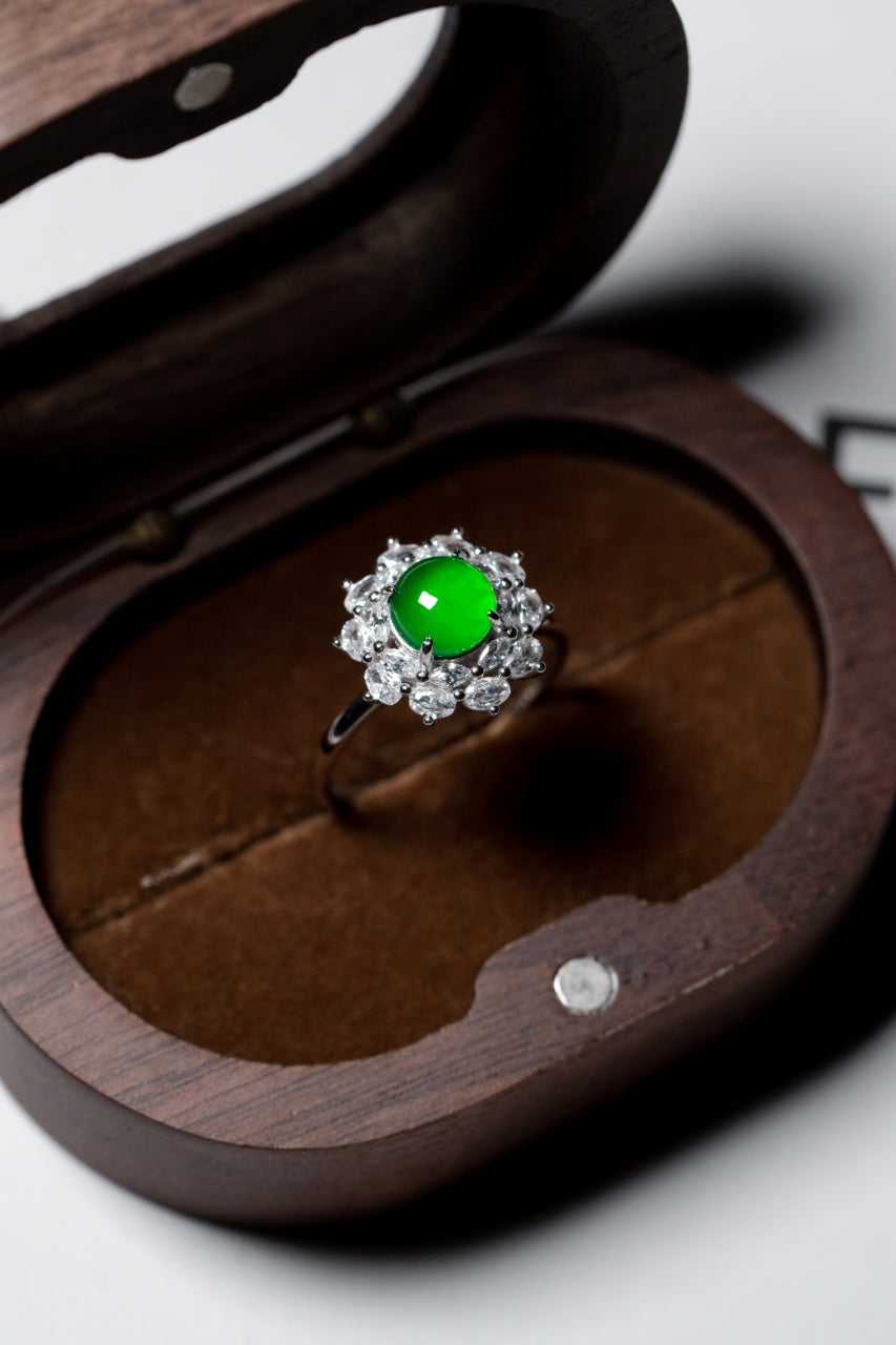 925 silver jade ring with an oval cabochon; overall dimensions: 14.6mm x 14.6mm x 8.6mm.