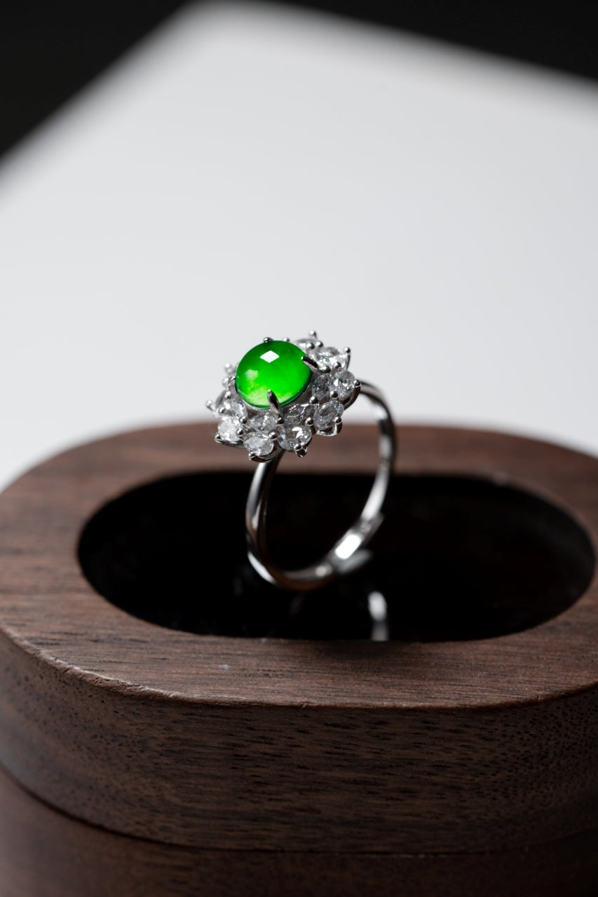 925 silver jade ring with an oval cabochon; overall dimensions: 14.6mm x 14.6mm x 8.6mm.