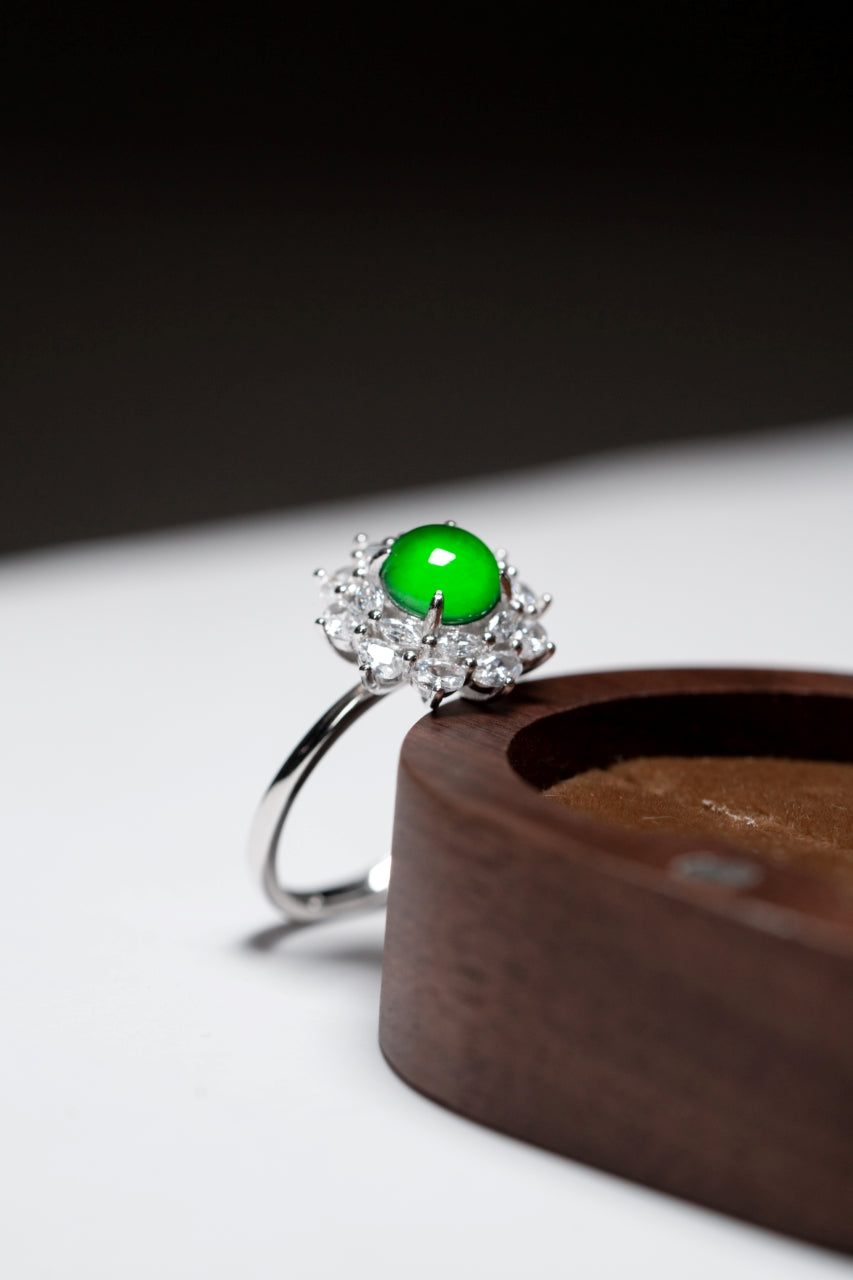 925 silver jade ring with an oval cabochon; overall dimensions: 14.6mm x 14.6mm x 8.6mm.