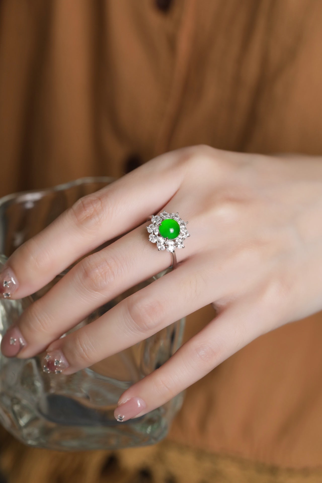 925 silver jade ring with an oval cabochon; overall dimensions: 14.6mm x 14.6mm x 8.6mm.