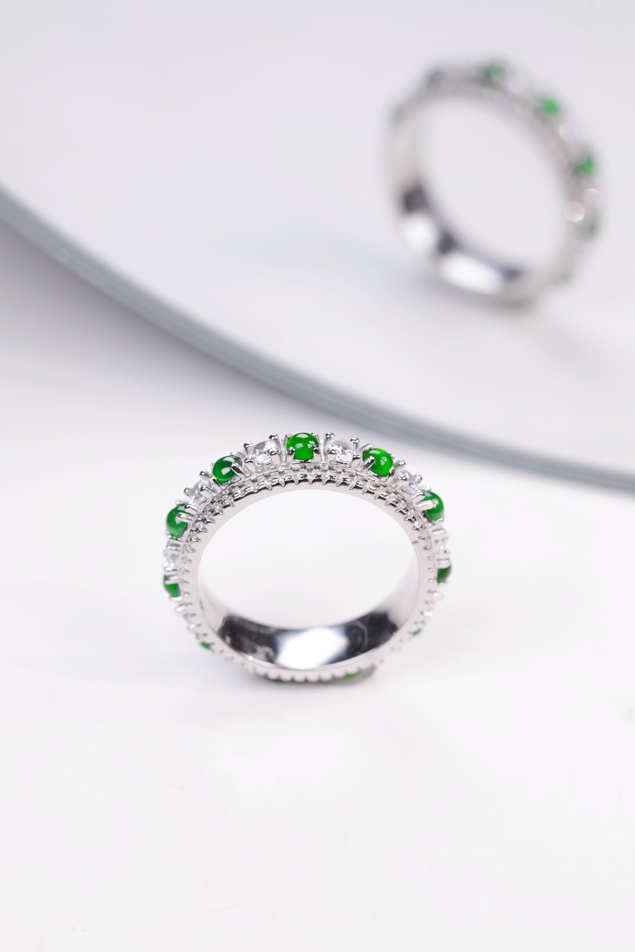 925 Silver Spinning Ring with Oval Jade Cabochon (Overall Dimensions: 23.5mm x 5.8mm x 3.2mm)