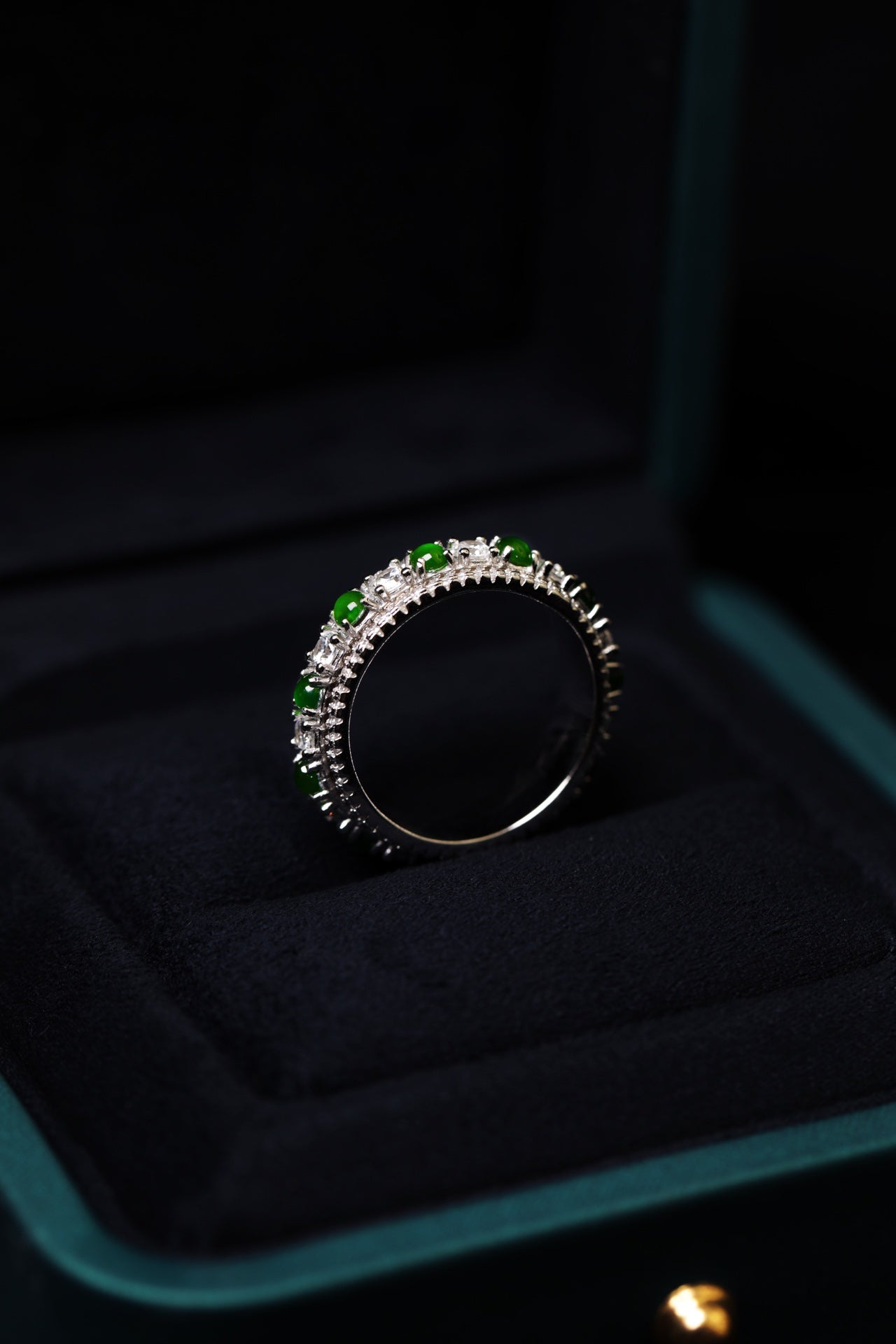 925 Silver Spinning Ring with Oval Jade Cabochon (Overall Dimensions: 23.5mm x 5.8mm x 3.2mm)