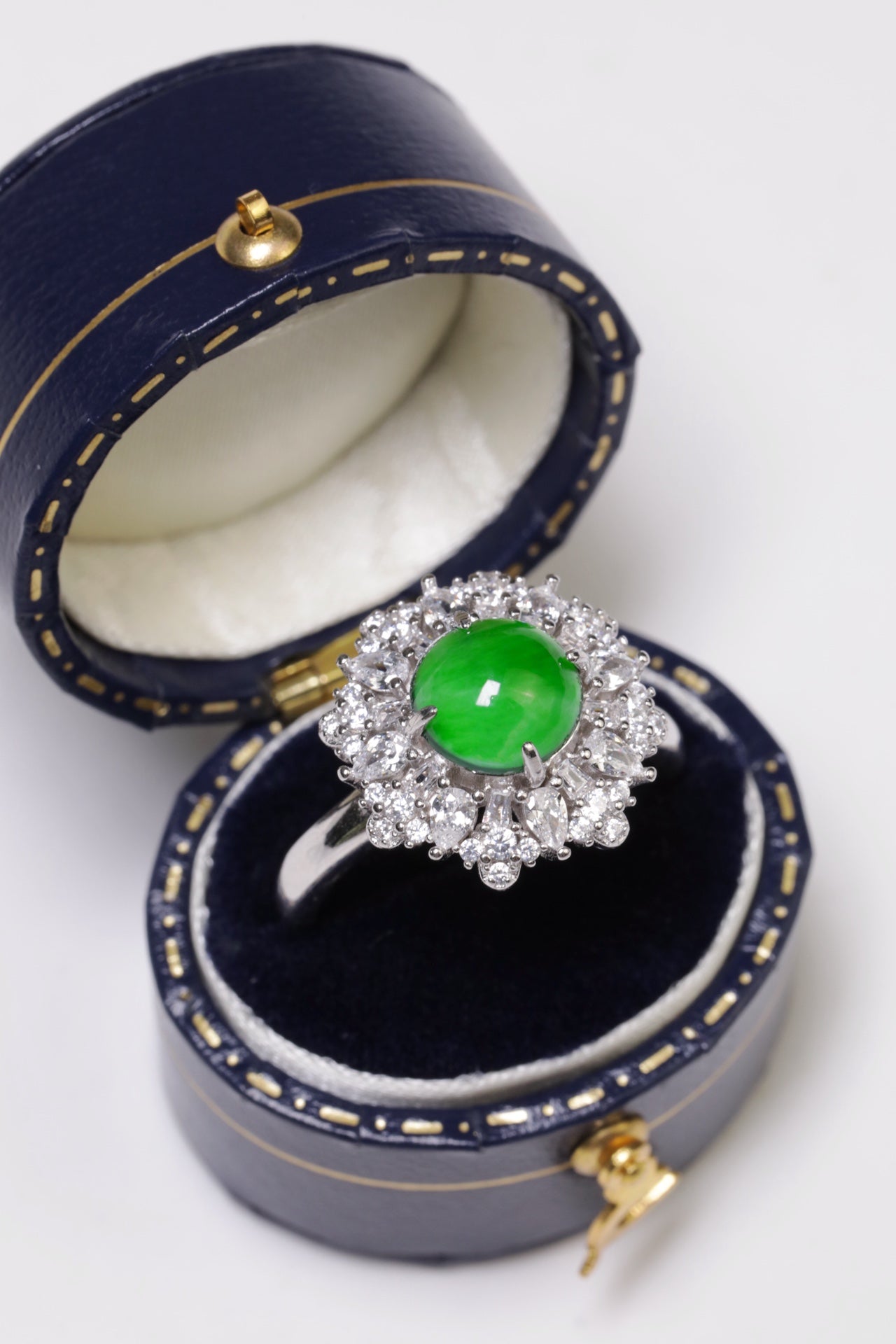 925 Silver Jade Ring with Oval Cabochon (Overall Dimensions: 16mm x 16mm x 9.2mm)
