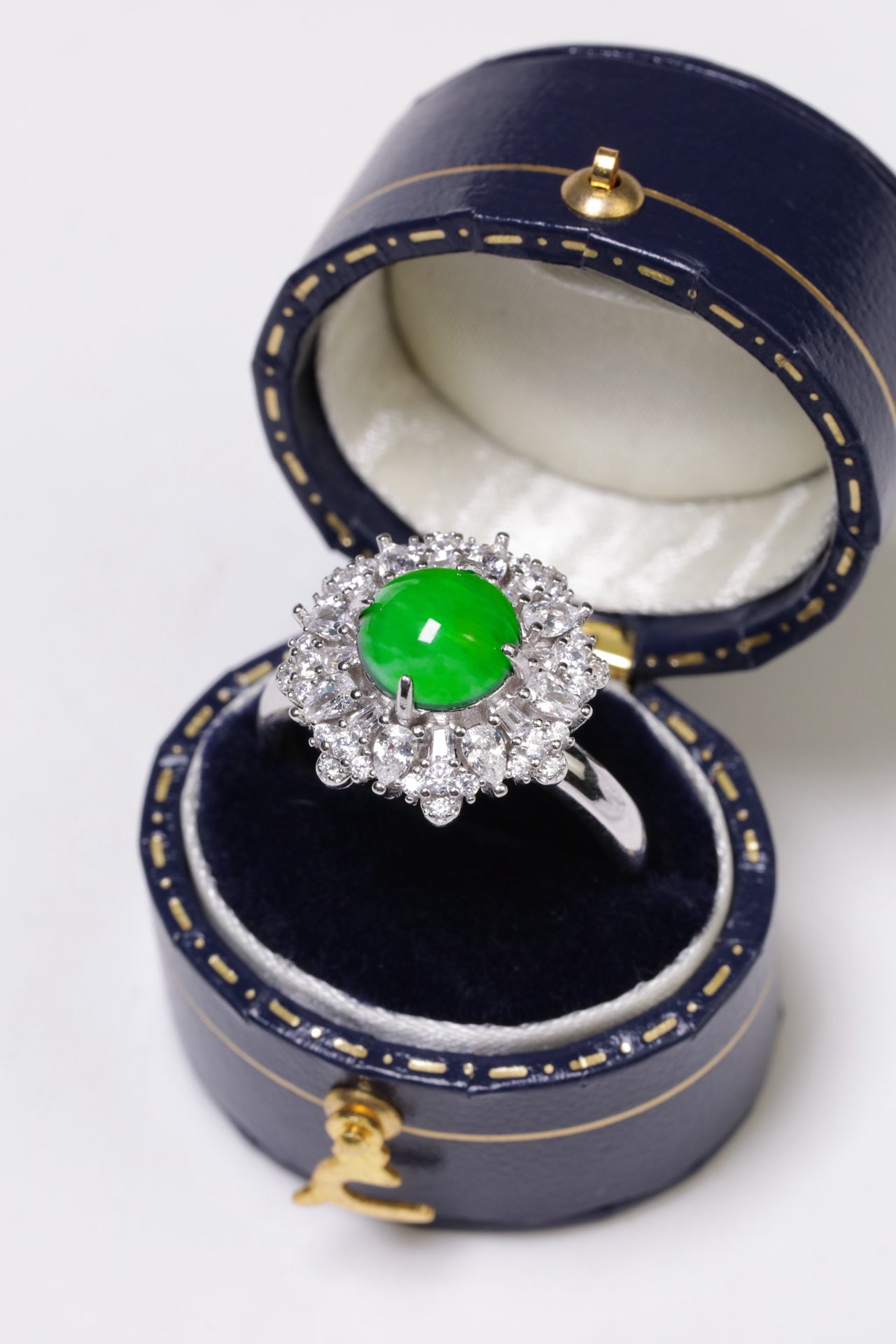925 Silver Jade Ring with Oval Cabochon (Overall Dimensions: 16mm x 16mm x 9.2mm)