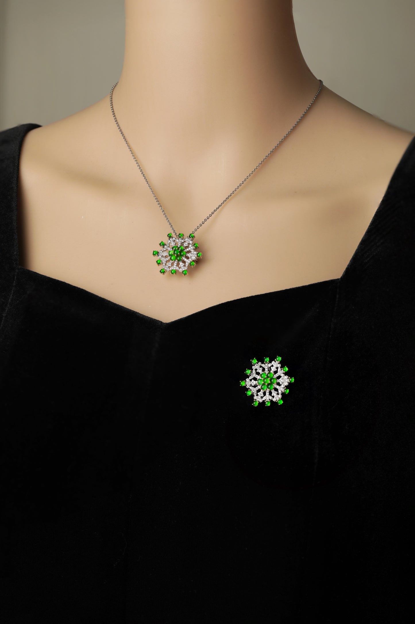 925 Silver and White Jadeite Brooch (Overall Dimensions: 26.7mm x 26.7mm x 8mm)