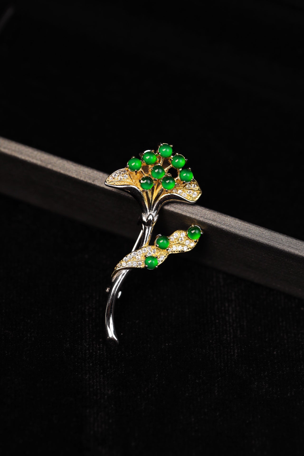 925 Silver Ginkgo Leaf and Jadeite Brooch (Overall dimensions: 46mm x 24mm x 9.5mm)