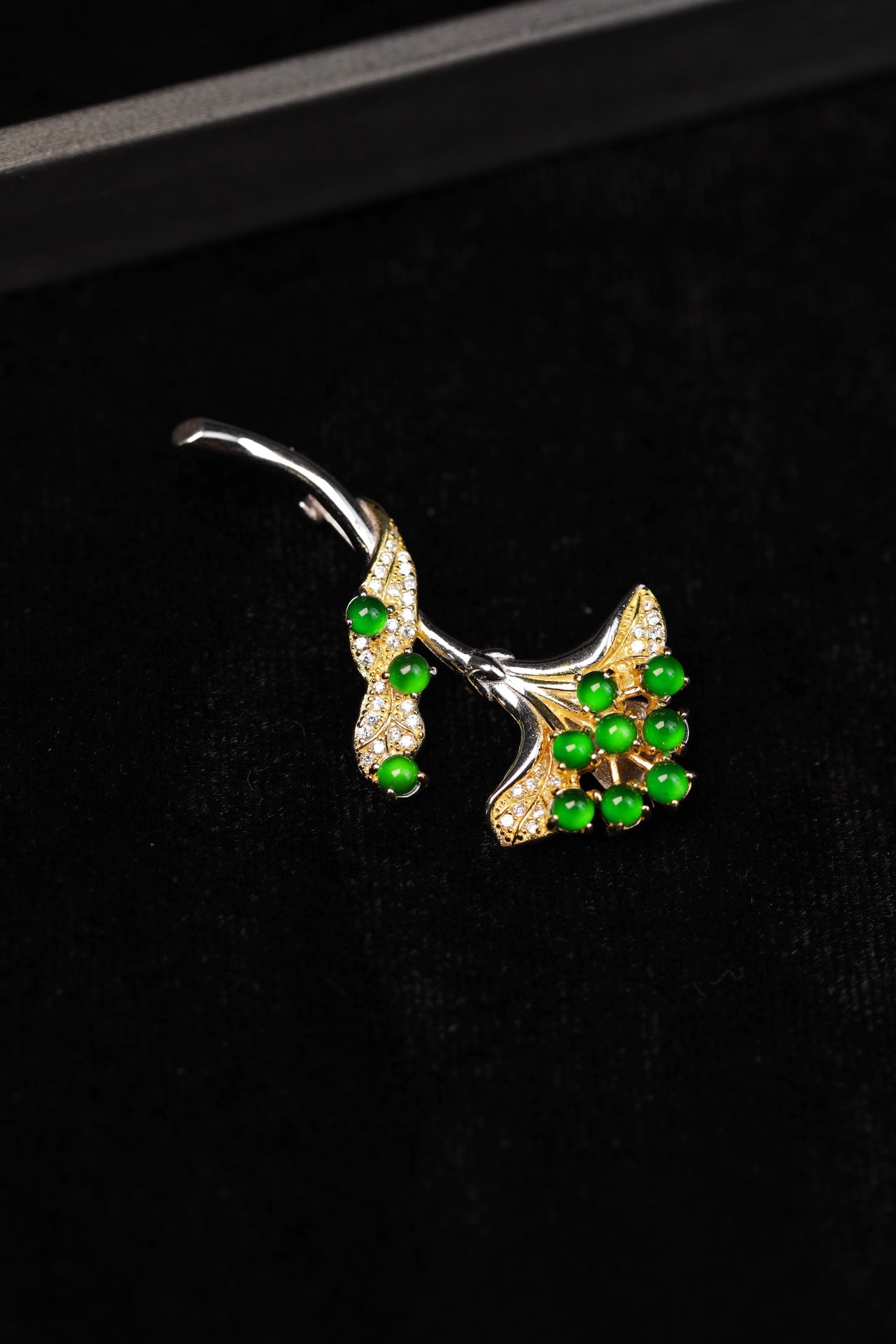 925 Silver Ginkgo Leaf and Jadeite Brooch (Overall dimensions: 46mm x 24mm x 9.5mm)