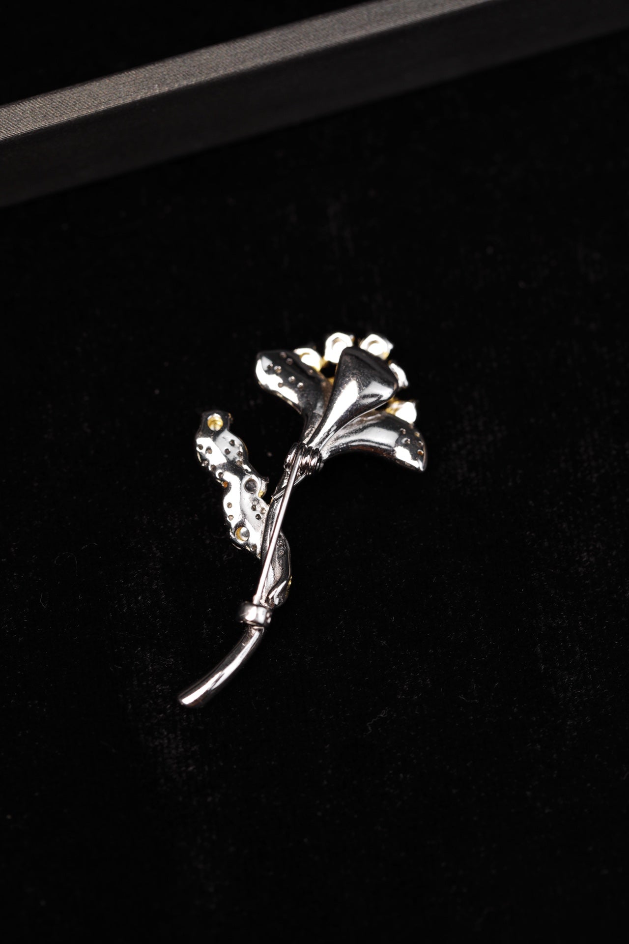 925 Silver Ginkgo Leaf and Jadeite Brooch (Overall dimensions: 46mm x 24mm x 9.5mm)