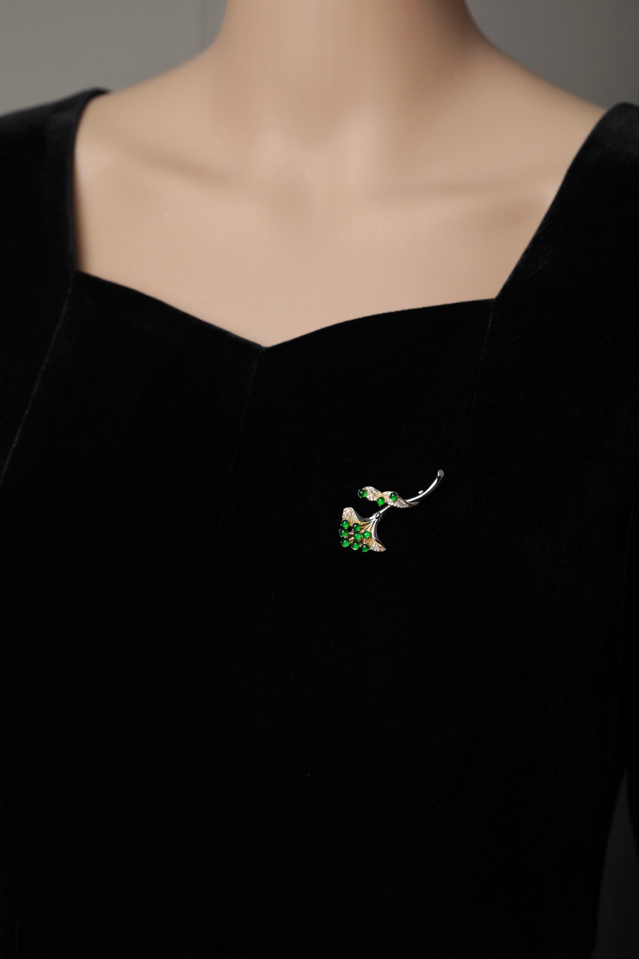 925 Silver Ginkgo Leaf and Jadeite Brooch (Overall dimensions: 46mm x 24mm x 9.5mm)