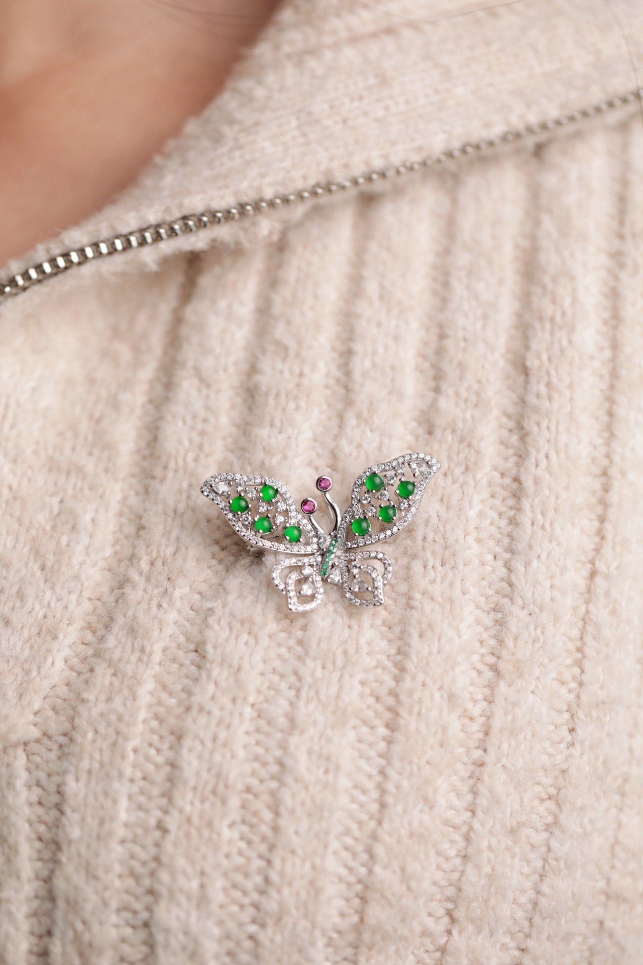 925 Silver and Jadeite Butterfly Brooch (Overall dimensions: 38mm x 23mm x 5.4mm)