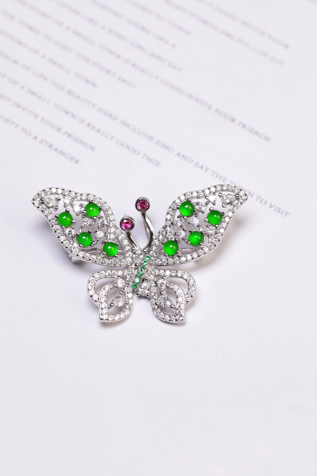 925 Silver and Jadeite Butterfly Brooch (Overall dimensions: 38mm x 23mm x 5.4mm)