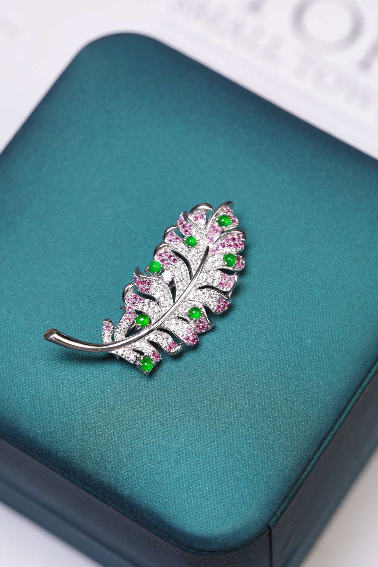 925 Silver Feather and Jadeite Brooch (Overall dimensions: 42mm x 17mm x 8mm)