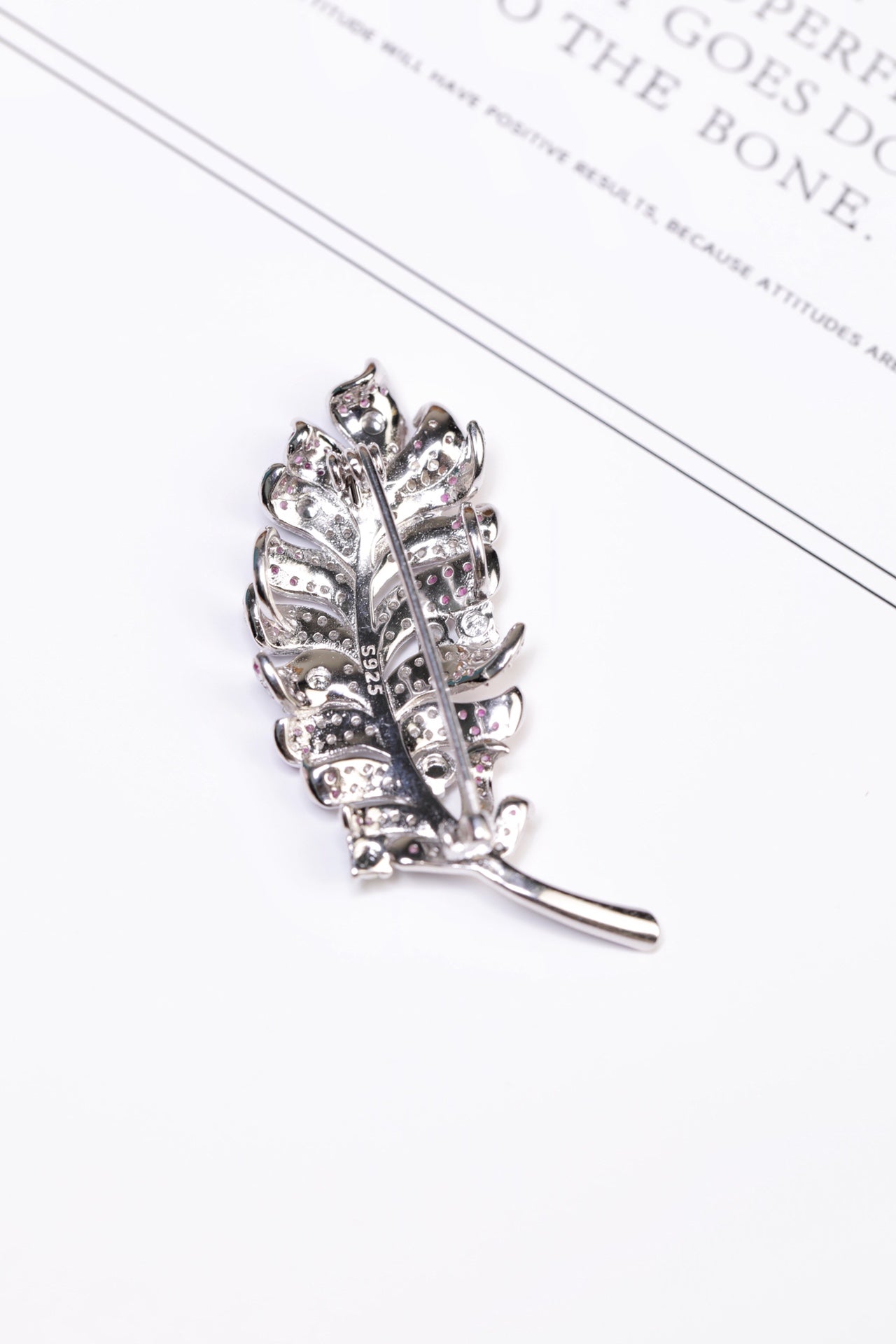925 Silver Feather and Jadeite Brooch (Overall dimensions: 42mm x 17mm x 8mm)