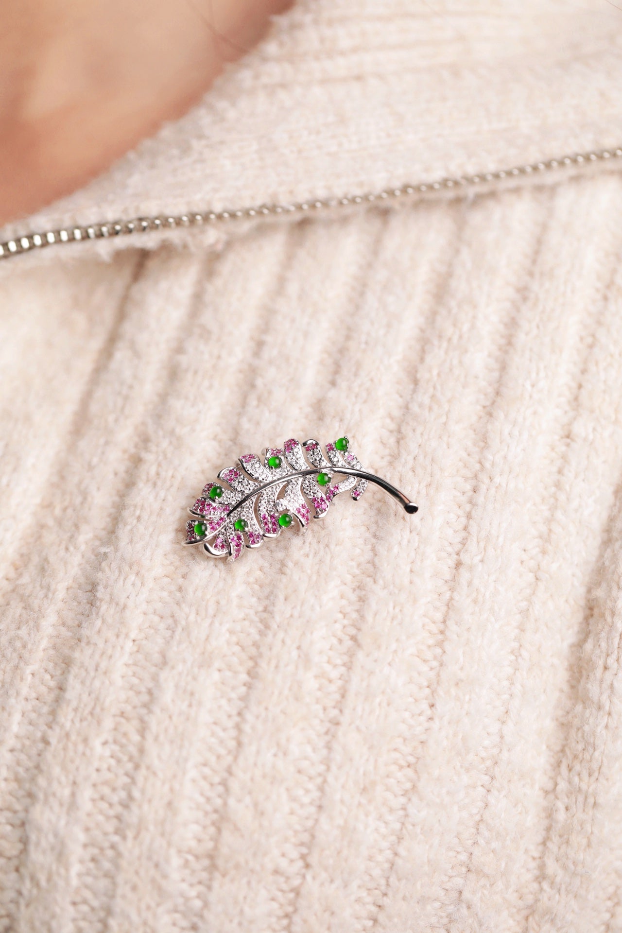 925 Silver Feather and Jadeite Brooch (Overall dimensions: 42mm x 17mm x 8mm)