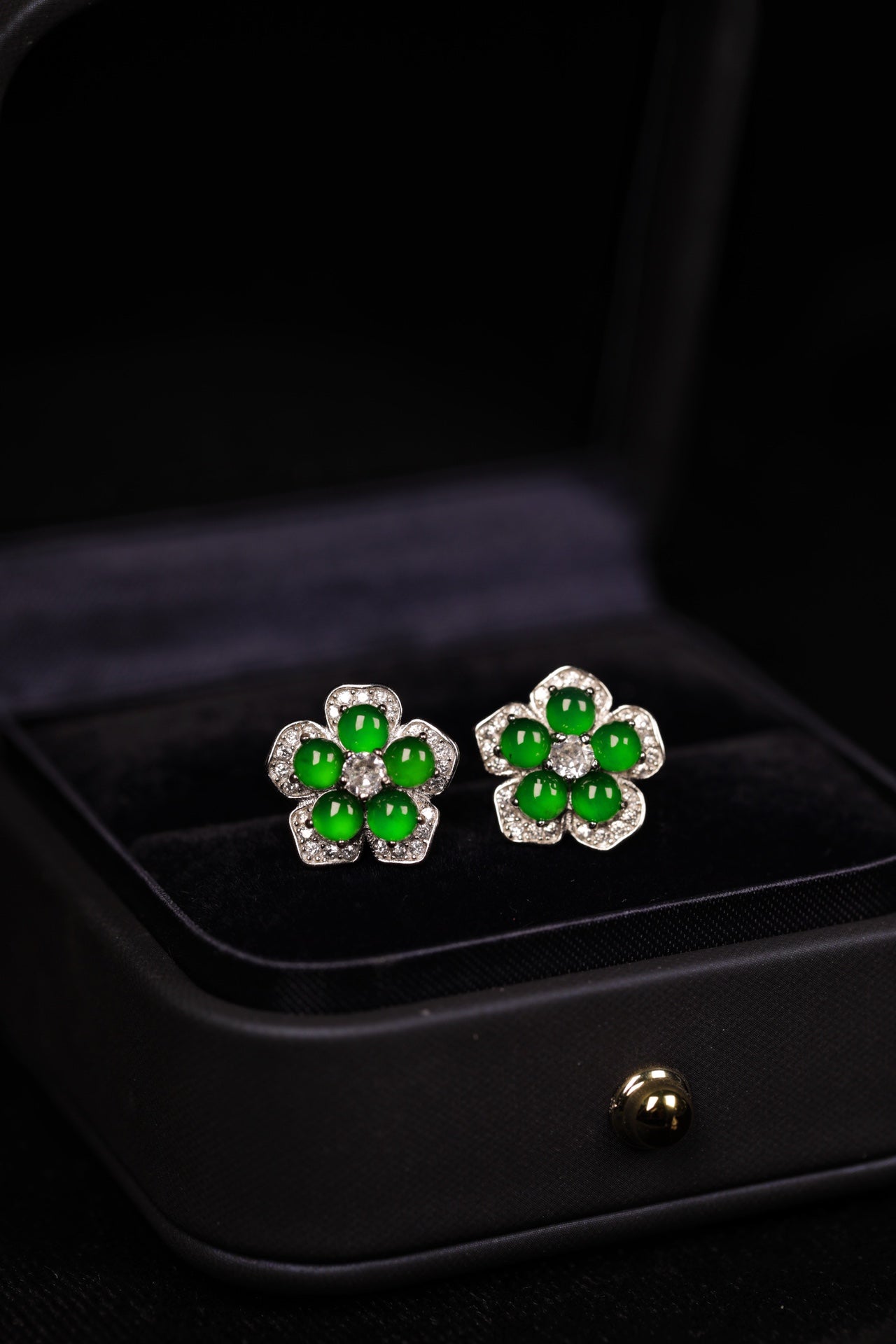 925 Silver and Jadeite Flower Stud Earrings (Overall Dimensions: 13mm x 13mm x 2.7mm)