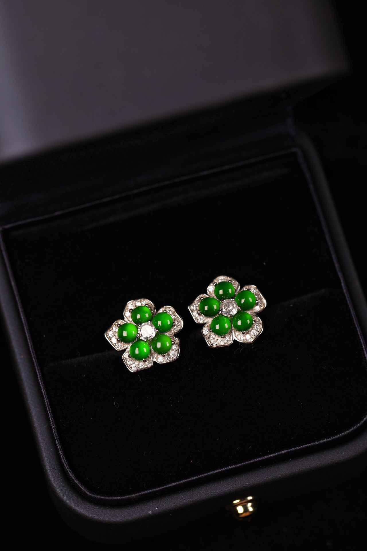 925 Silver and Jadeite Flower Stud Earrings (Overall Dimensions: 13mm x 13mm x 2.7mm)
