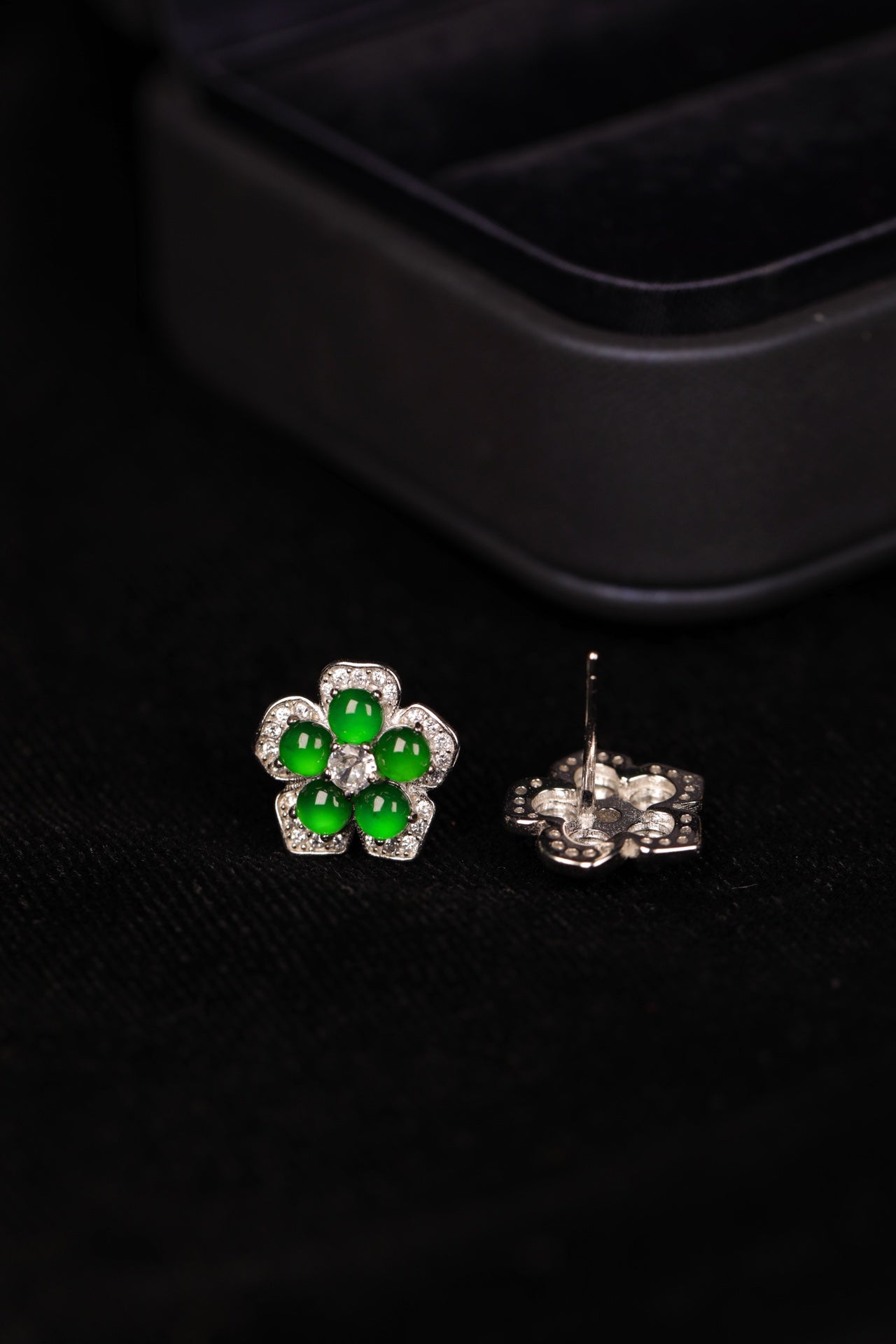 925 Silver and Jadeite Flower Stud Earrings (Overall Dimensions: 13mm x 13mm x 2.7mm)