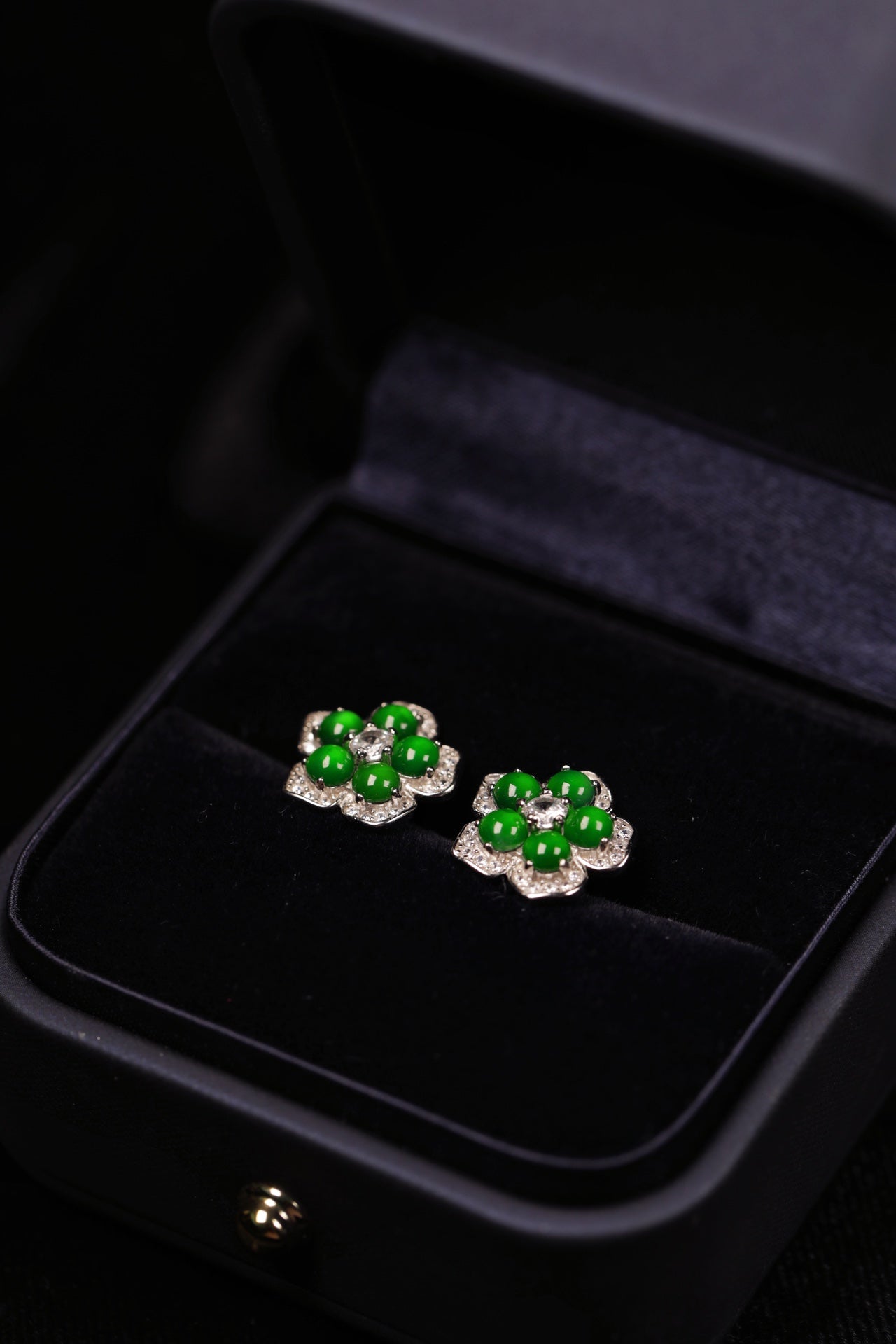 925 Silver and Jadeite Flower Stud Earrings (Overall Dimensions: 13mm x 13mm x 2.7mm)