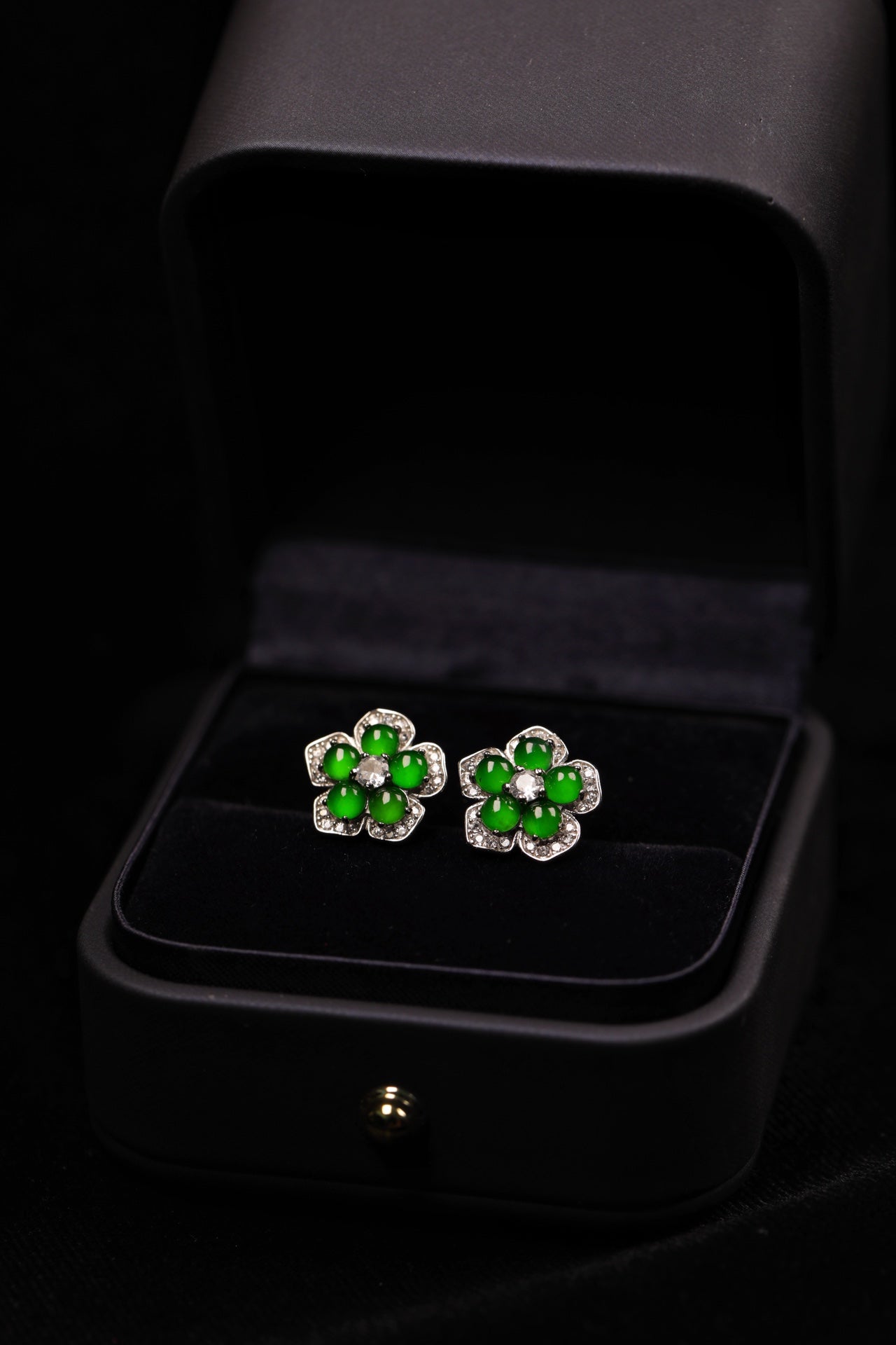 925 Silver and Jadeite Flower Stud Earrings (Overall Dimensions: 13mm x 13mm x 2.7mm)