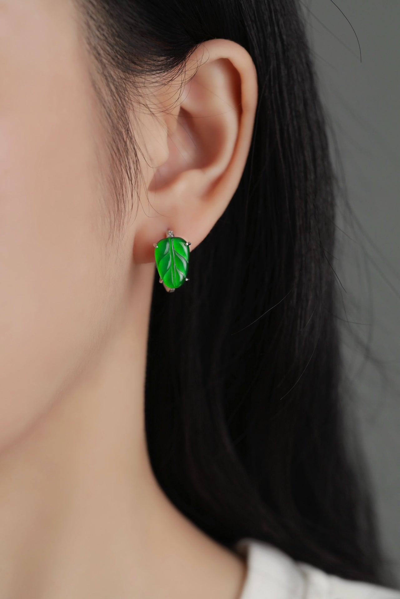 925 Silver and Jadeite Leaf Stud Earrings (Overall dimensions: 12mm x 8.4mm x 4.7mm)