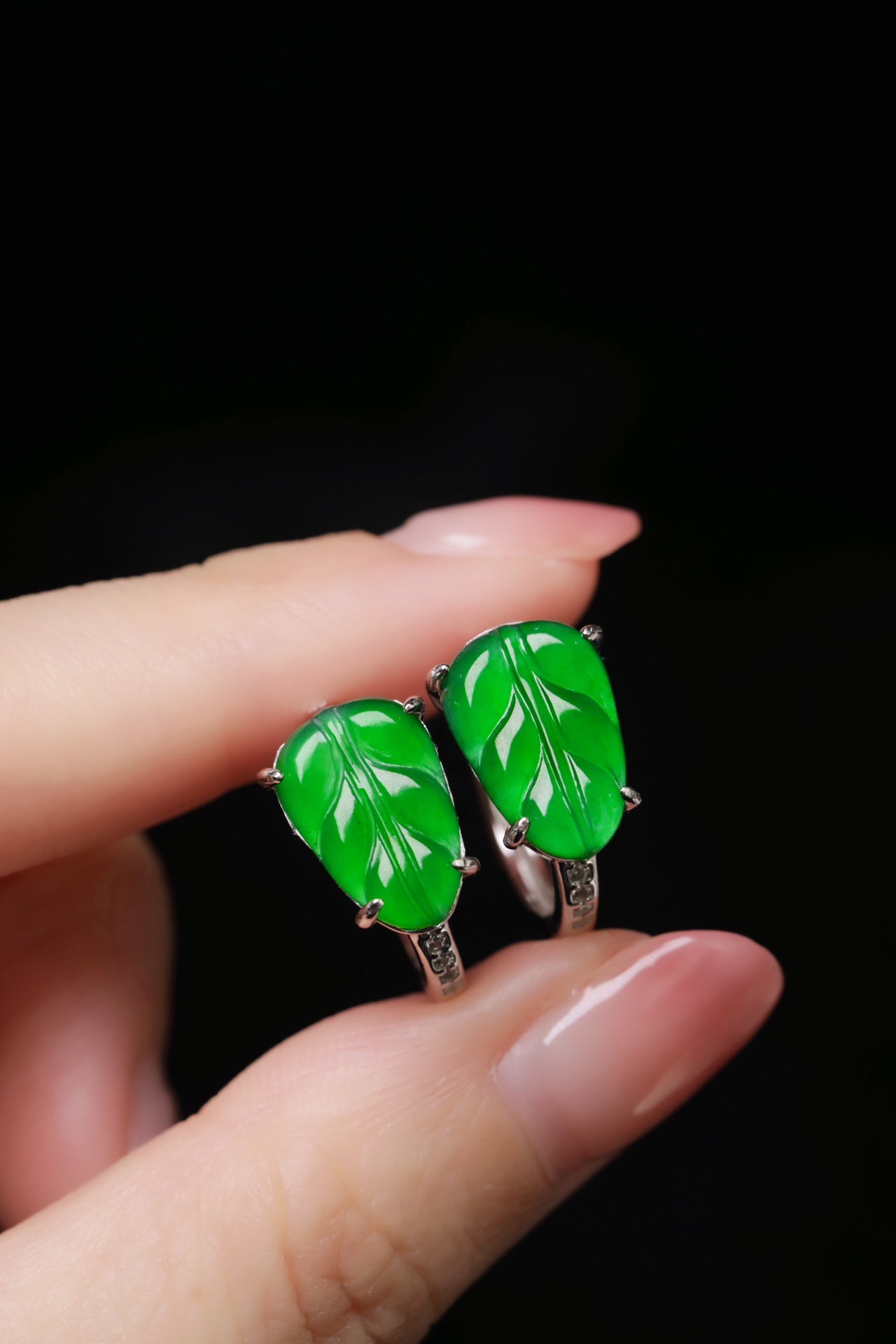925 Silver and Jadeite Leaf Stud Earrings (Overall dimensions: 12mm x 8.4mm x 4.7mm)