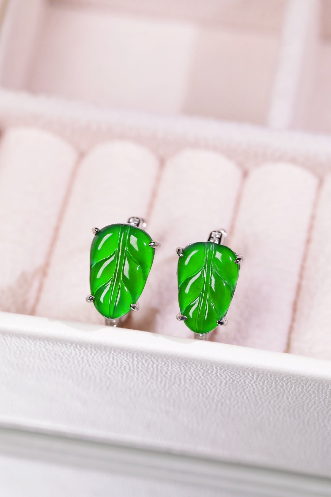 925 Silver and Jadeite Leaf Stud Earrings (Overall dimensions: 12mm x 8.4mm x 4.7mm)