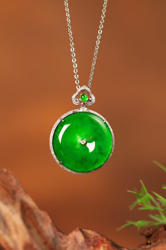 Exquisite Verdance "Peace Buckle" necklace pendant; overall dimensions: 30.7mm x 22.7mm x 6.1mm.