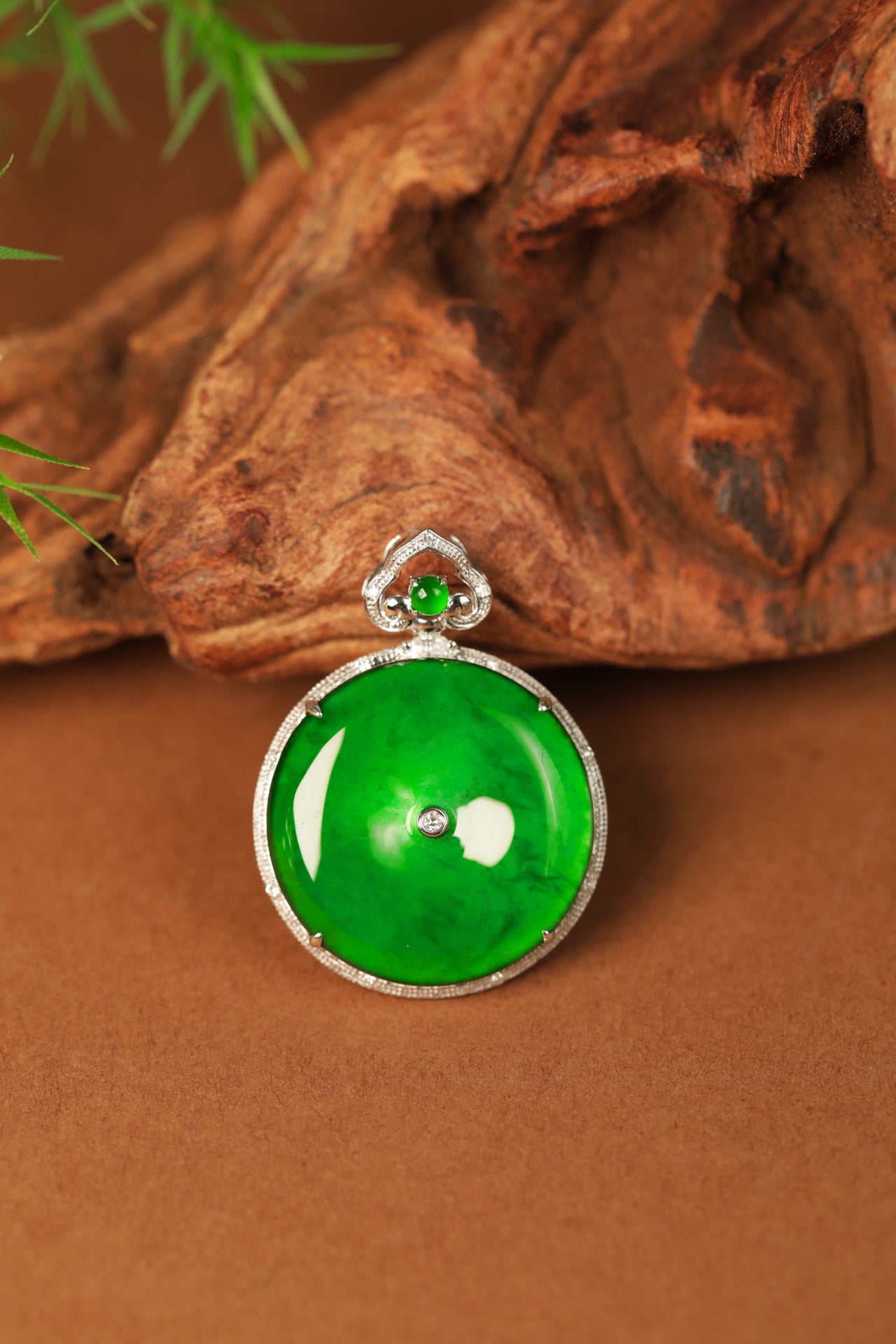 Exquisite Verdance "Peace Buckle" necklace pendant; overall dimensions: 30.7mm x 22.7mm x 6.1mm.