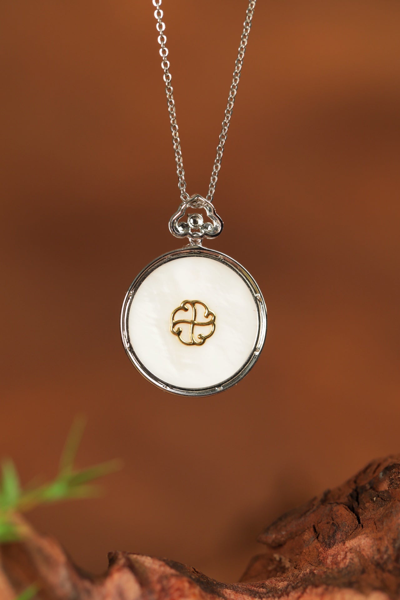 Exquisite Verdance "Peace Buckle" necklace pendant; overall dimensions: 30.7mm x 22.7mm x 6.1mm.