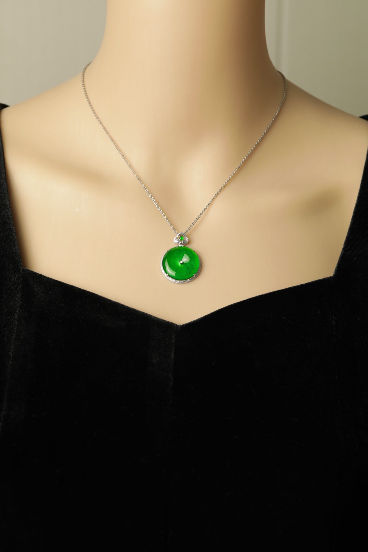 Exquisite Verdance "Peace Buckle" necklace pendant; overall dimensions: 30.7mm x 22.7mm x 6.1mm.