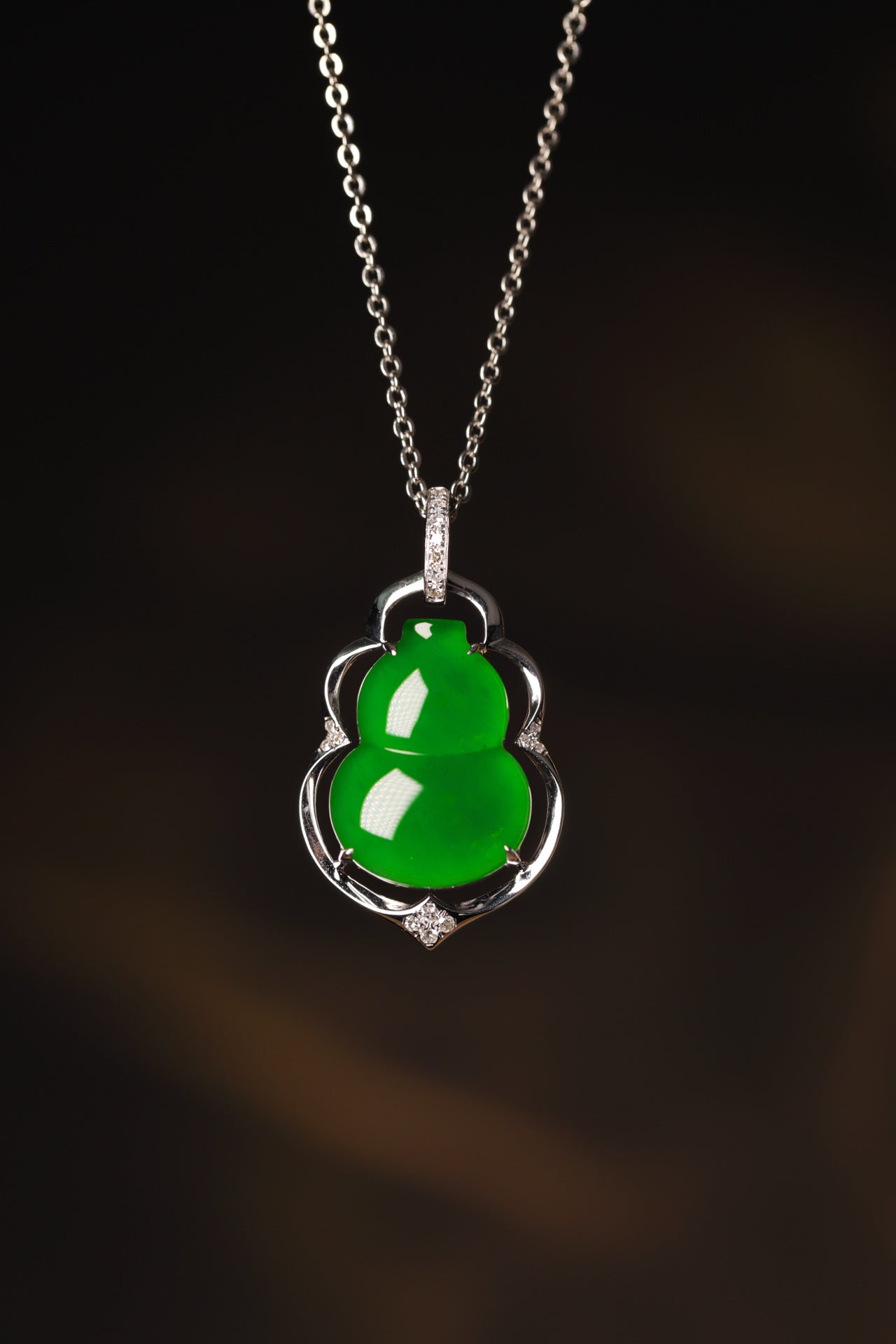 Exquisite Verdance Gourd Necklace Pendant (Overall dimensions: 23mm x 13mm x 4.6mm)