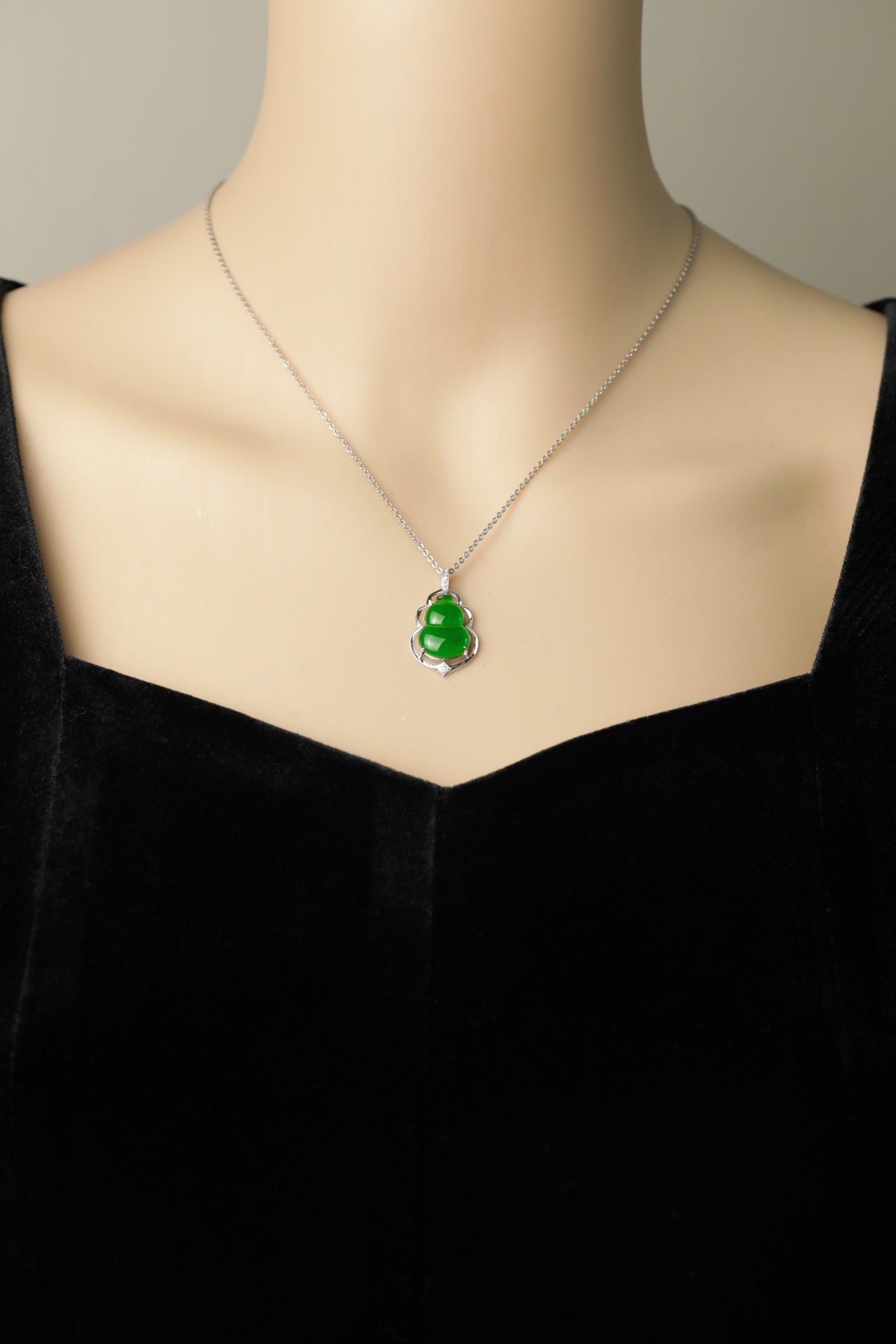Exquisite Verdance Gourd Necklace Pendant (Overall dimensions: 23mm x 13mm x 4.6mm)