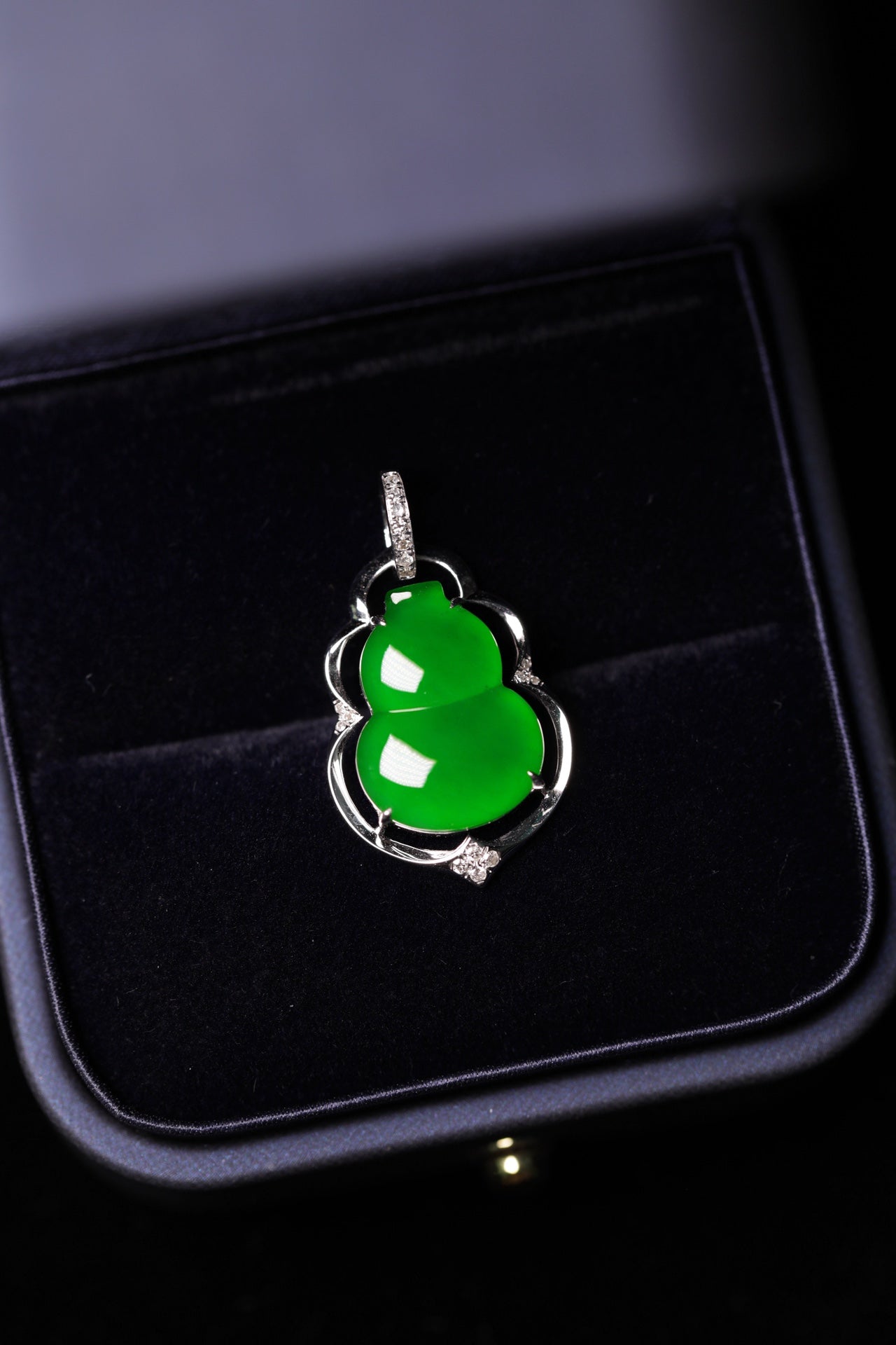 Exquisite Verdance Gourd Necklace Pendant (Overall dimensions: 23mm x 13mm x 4.6mm)