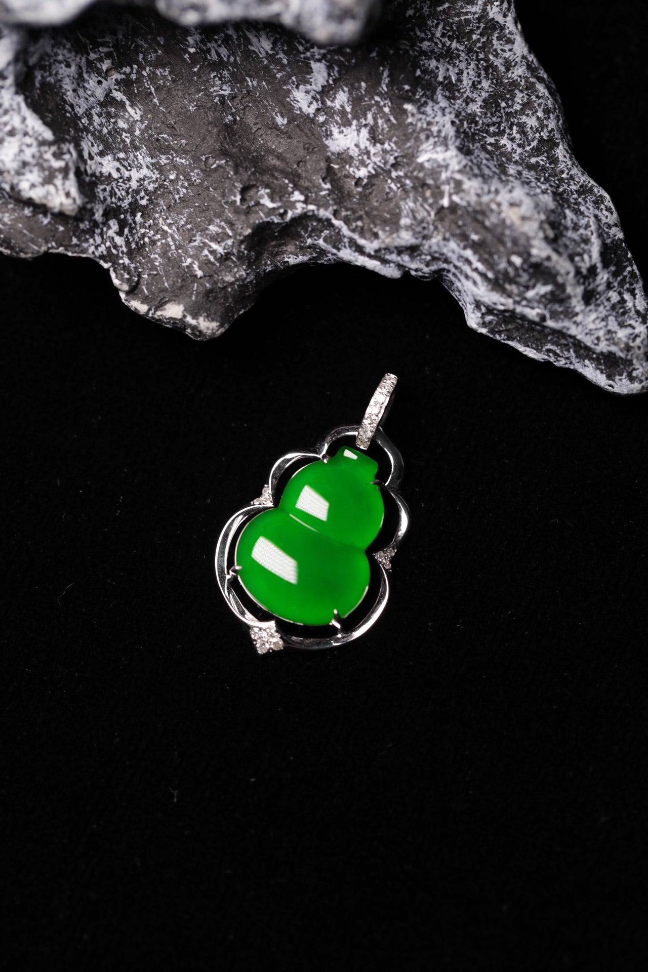 Exquisite Verdance Gourd Necklace Pendant (Overall dimensions: 23mm x 13mm x 4.6mm)